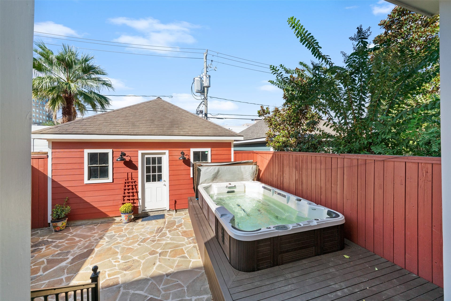 455 W 18th Street, Houston, TX 77008 Unwind in your private swim spa, an exceptional feature for relaxation and year-round enjoyment.