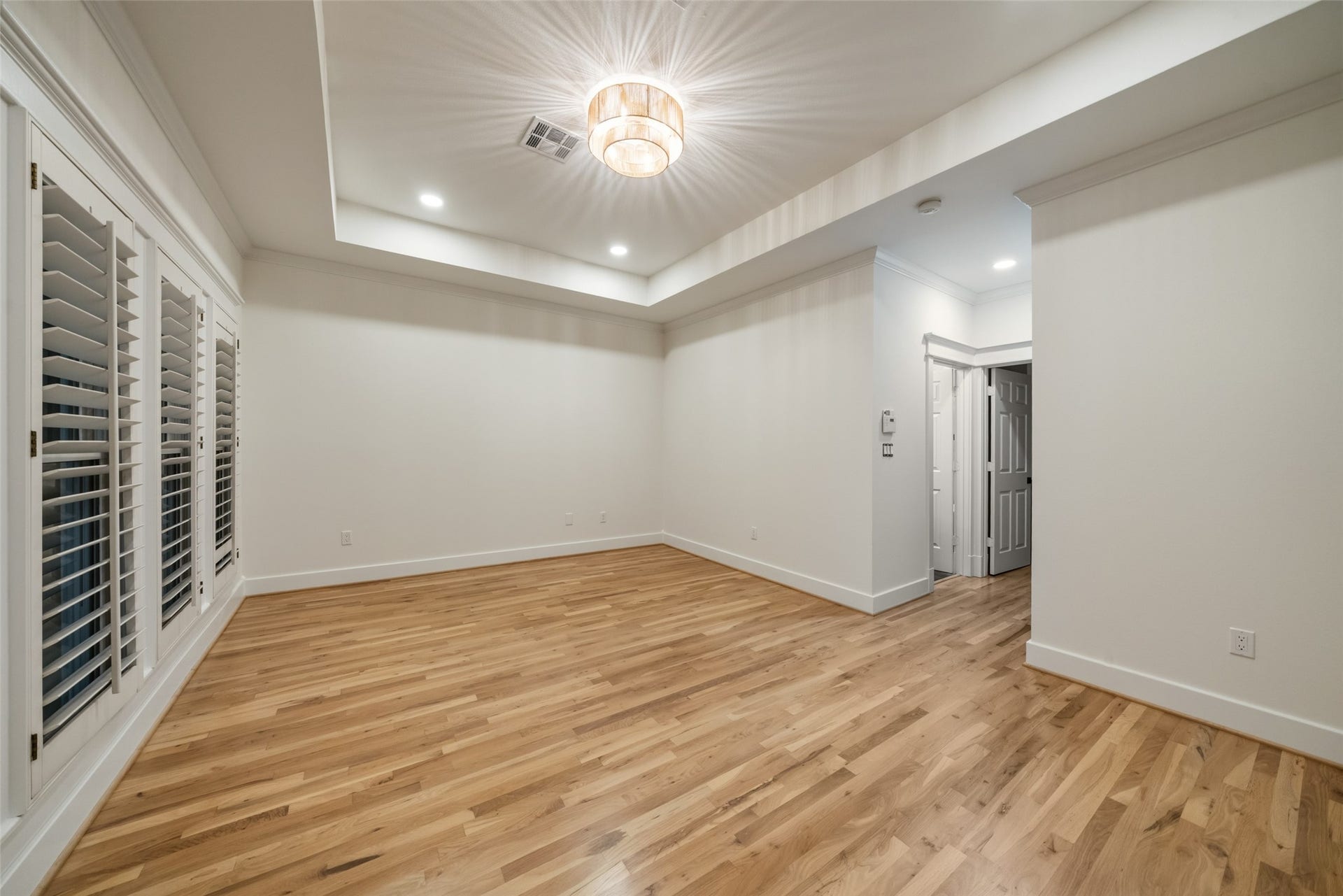 455 W 18th Street, Houston, TX 77008 Comfort and tranquility come together in this inviting private sanctuary.