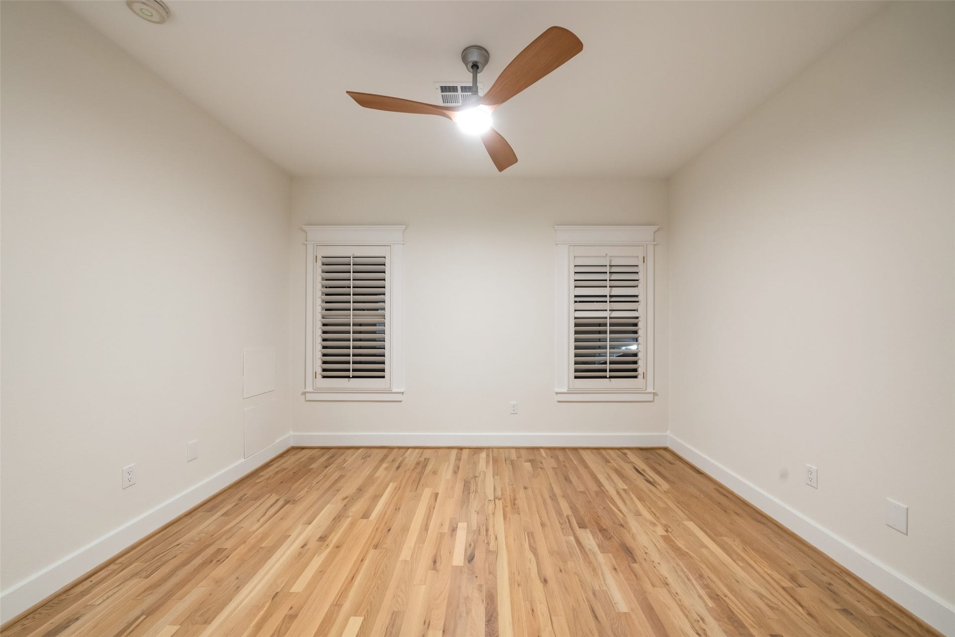 455 W 18th Street, Houston, TX 77008 An inviting secondary bedroom offering flexibility for guests, work, or hobbies.