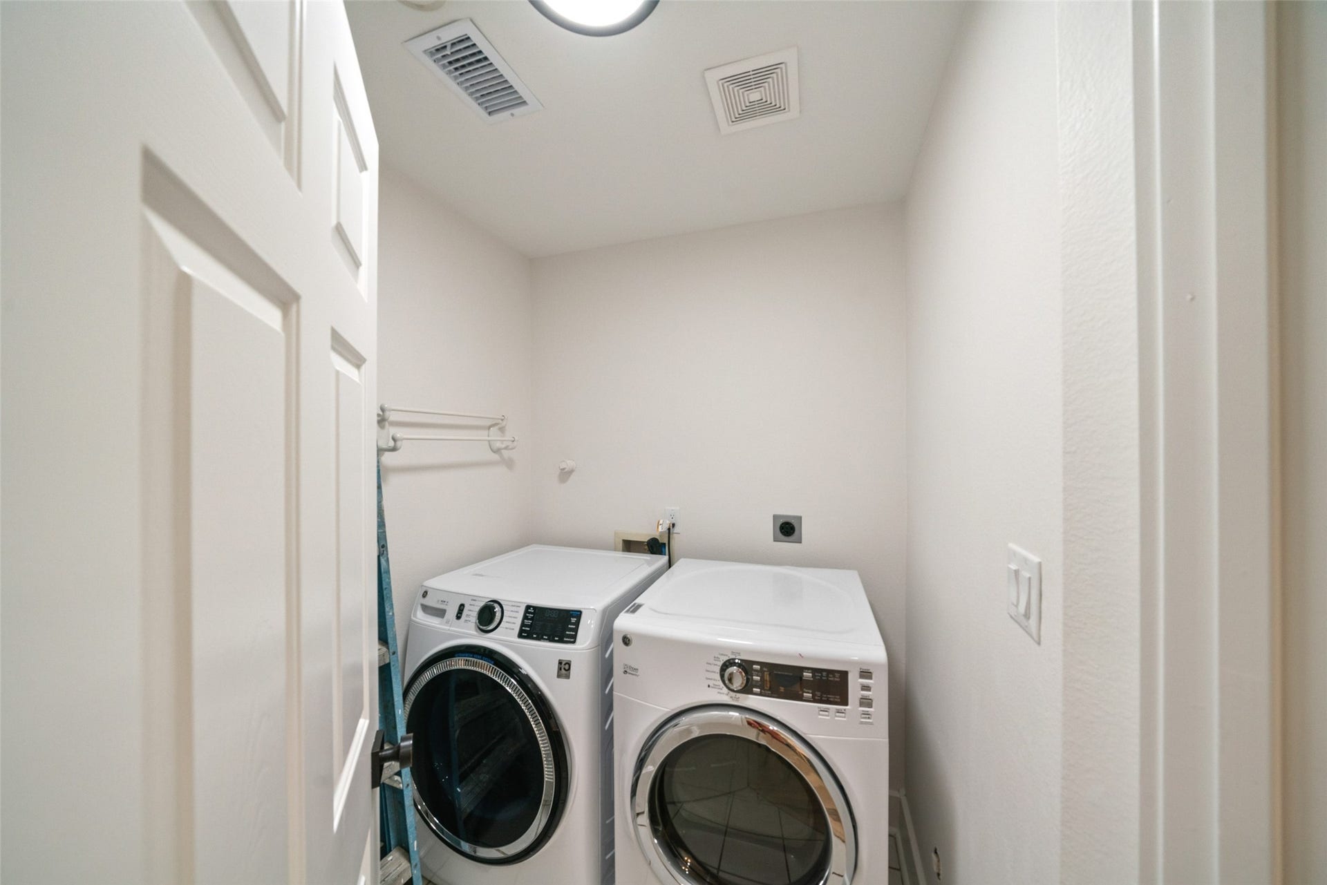 455 W 18th Street, Houston, TX 77008 An indoor laundry area makes daily routines convenient and efficient.