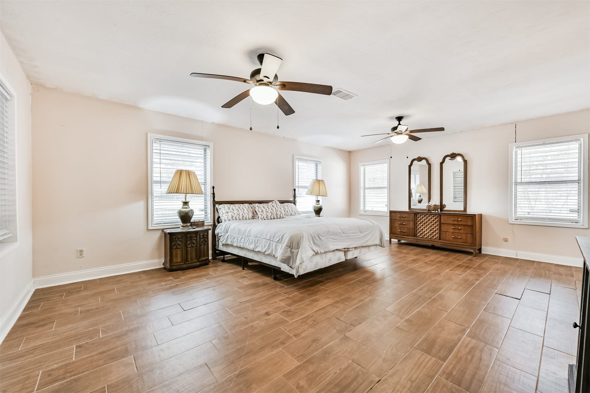9101 Lazy Lane, Hitchcock, TX 77563 9101 Lazy Lane, Hitchcock, TX 77563