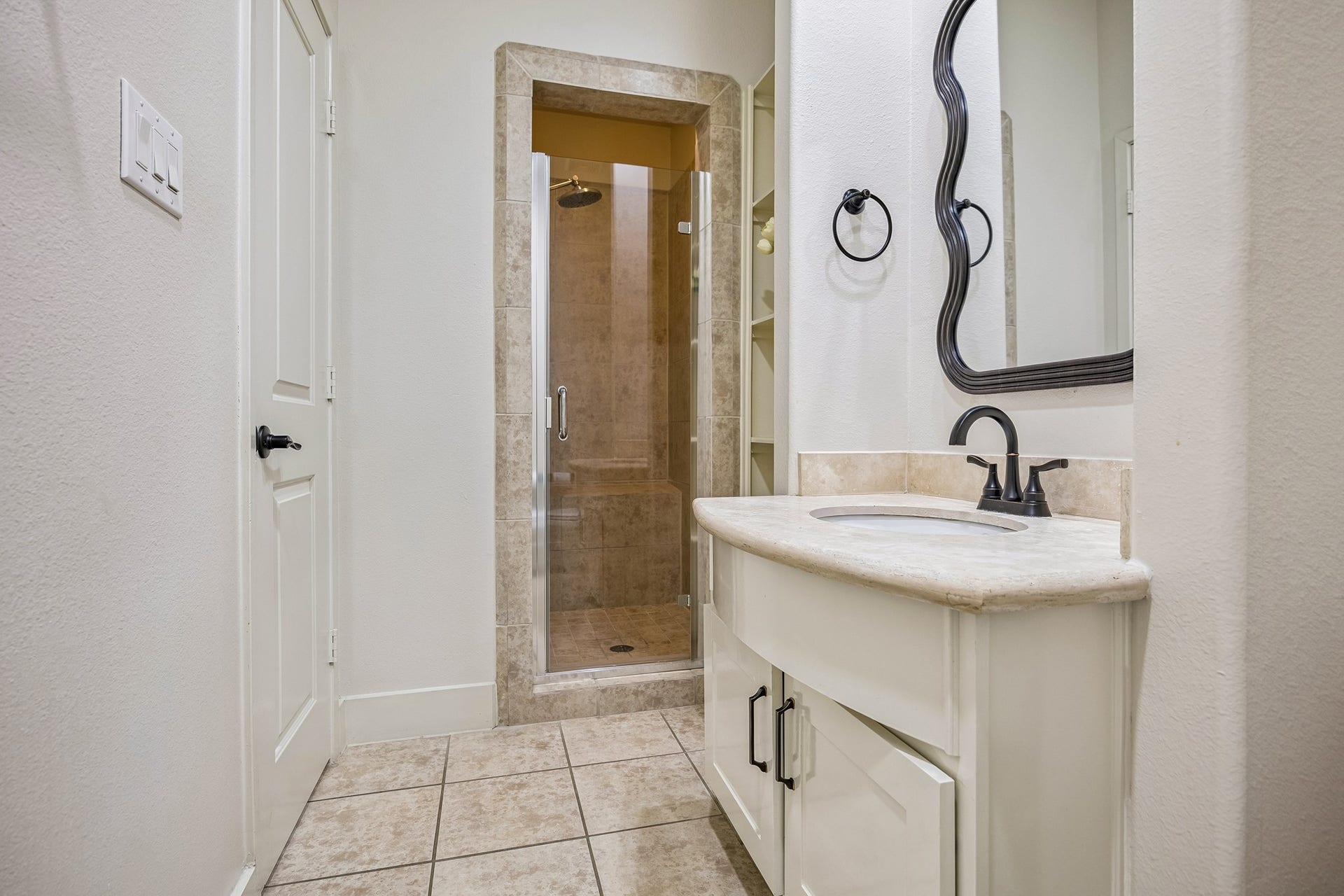 4414 Floyd Street, Houston, TX 77007 First floor bathroom