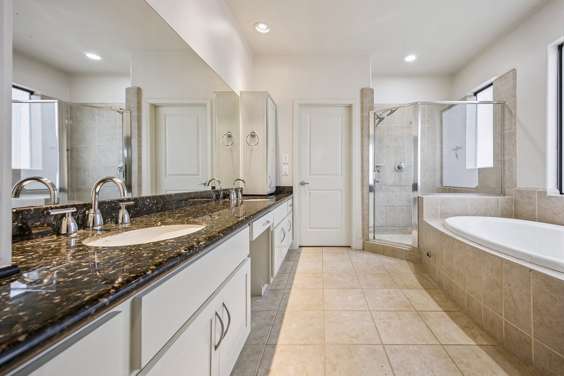 4414 Floyd Street, Houston, TX 77007 Primary en suite bathroom