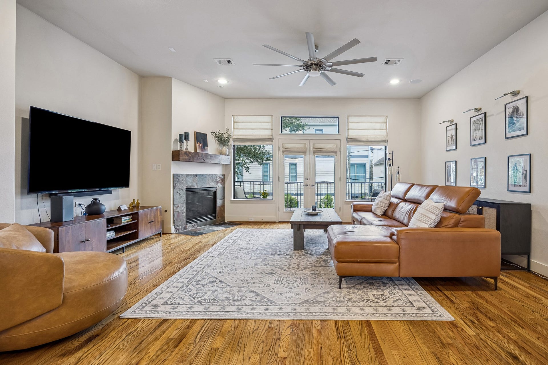 4414 Floyd Street, Houston, TX 77007 French doors to your balcony bring in tons of natural light