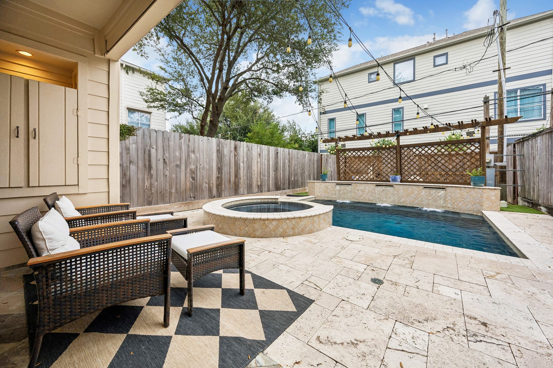 4414 Floyd Street, Houston, TX 77007 Relax in the shade or cool off in the pool!