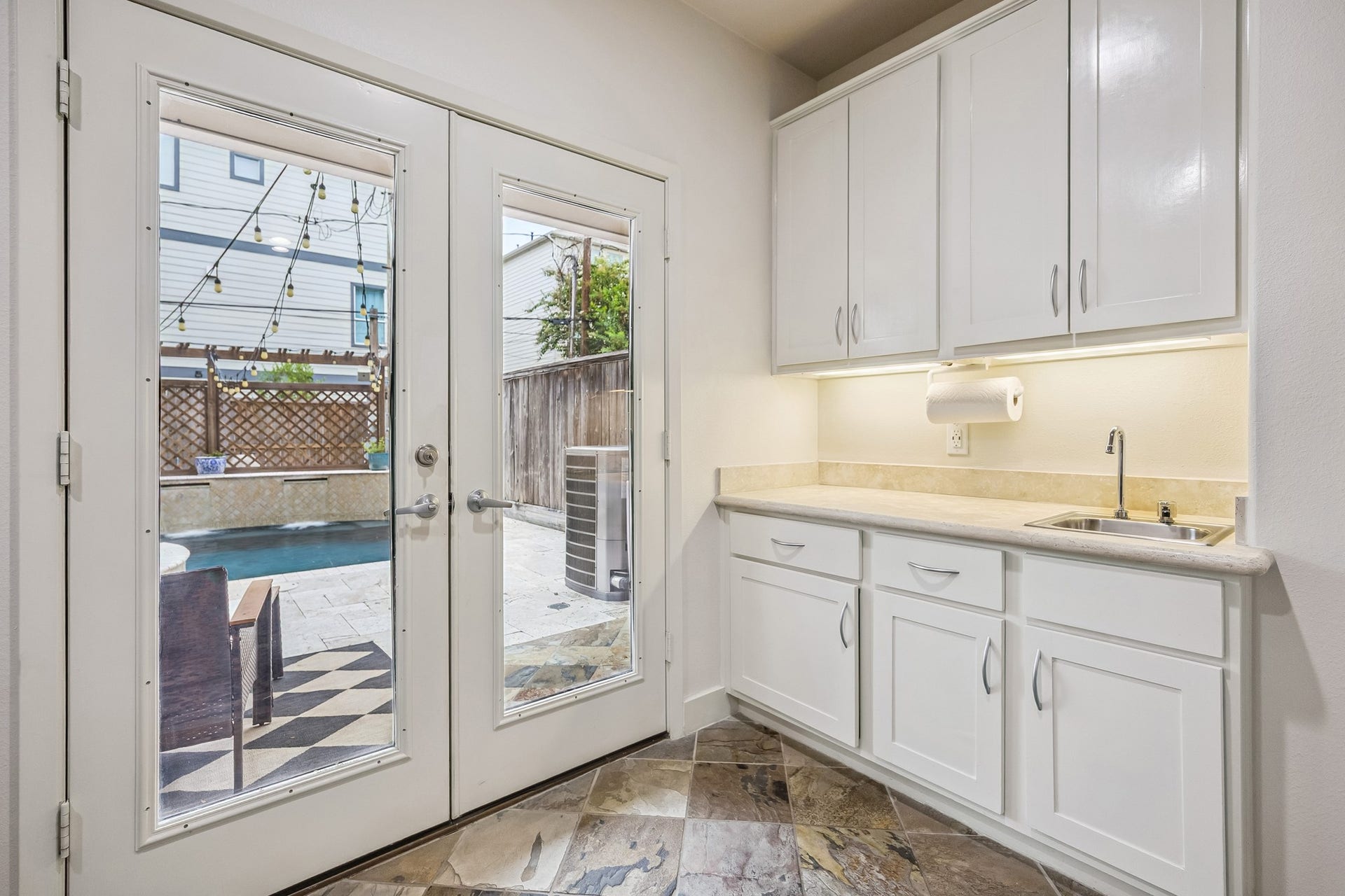 4414 Floyd Street, Houston, TX 77007 Wet bar perfect for entertaining - just off the pool area entrance