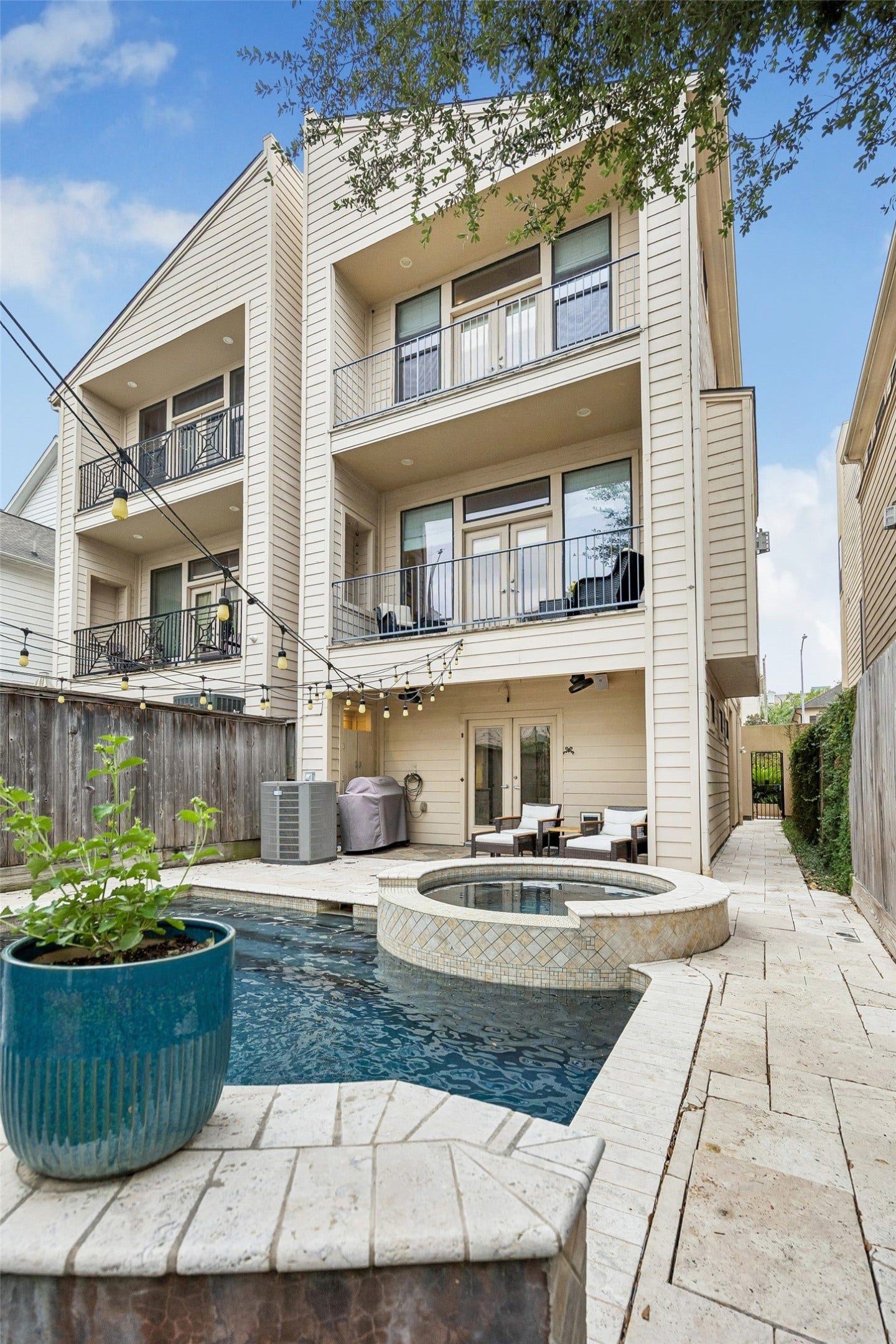 4414 Floyd Street, Houston, TX 77007 Don't miss this opportunity!
