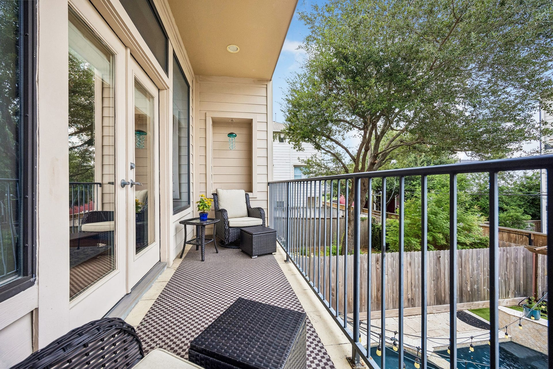 4414 Floyd Street, Houston, TX 77007 Second floor balcony overlooking the pool