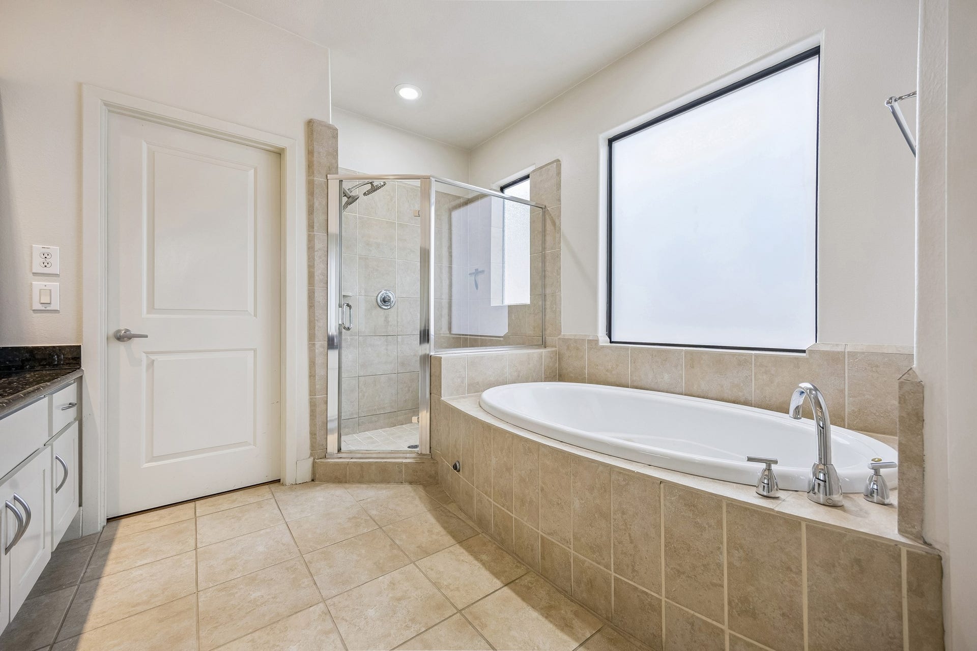 4414 Floyd Street, Houston, TX 77007 Jetted tub and separate shower