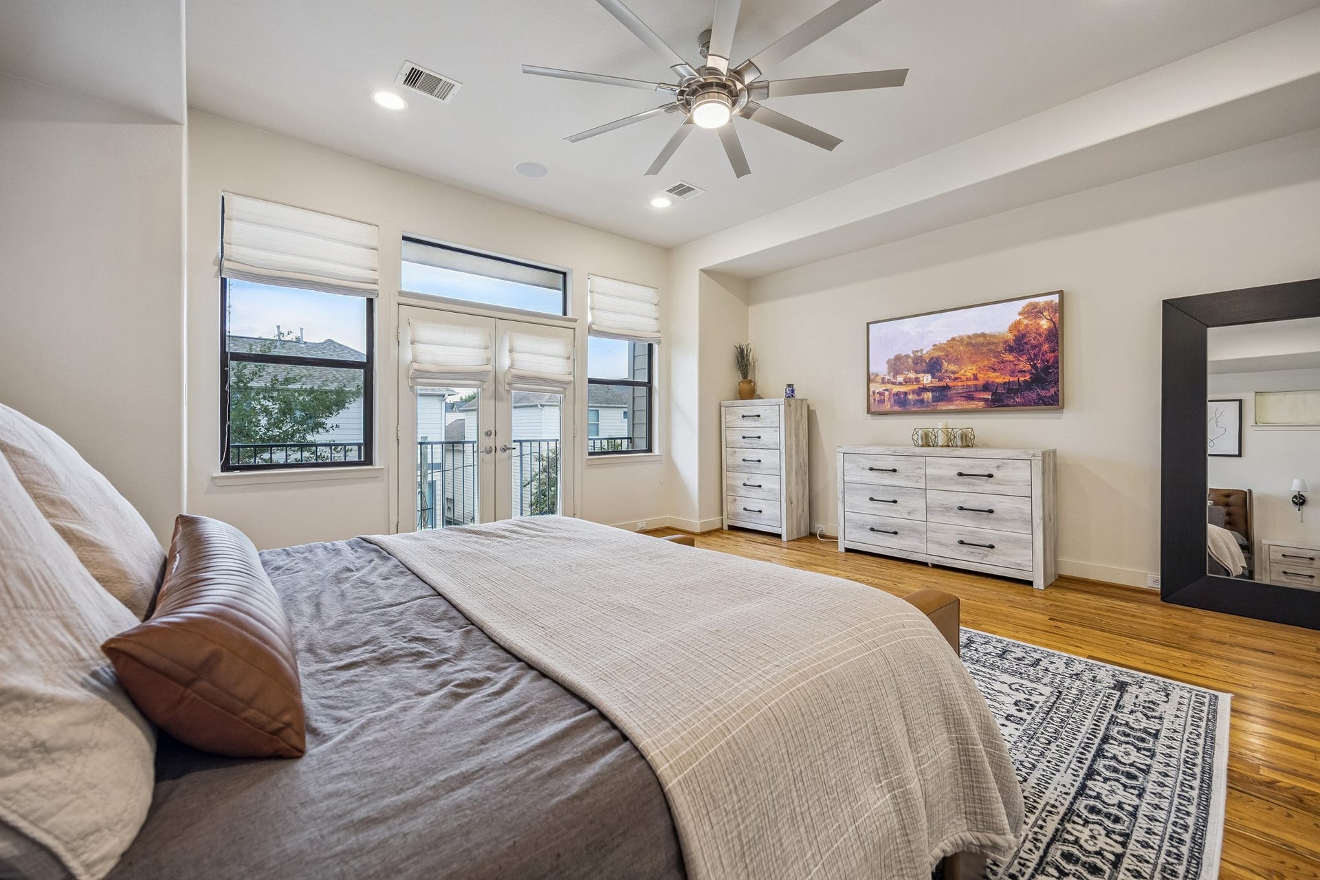 4414 Floyd Street, Houston, TX 77007 Large windows opening to your private back facing balcony