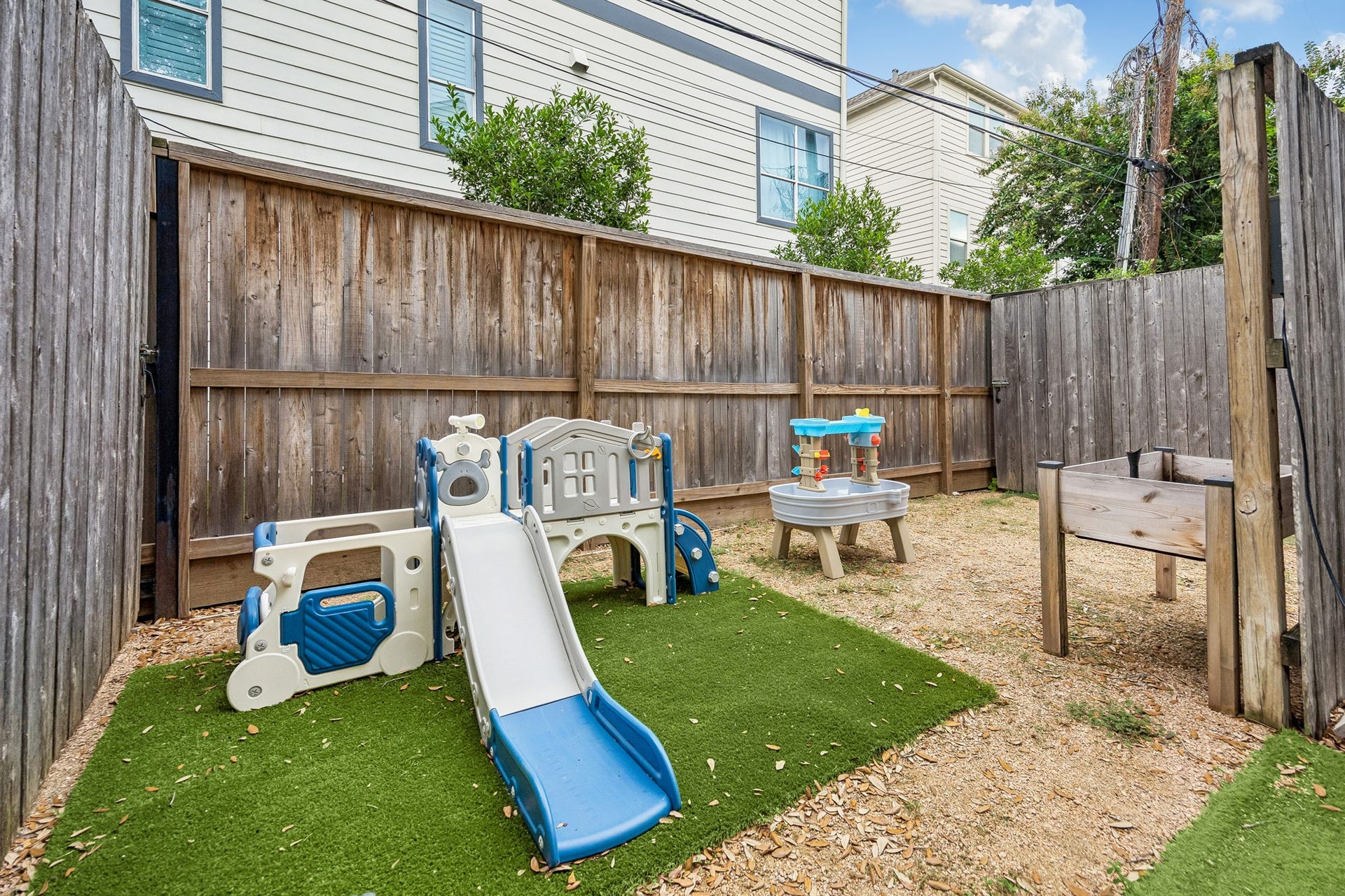 4414 Floyd Street, Houston, TX 77007 Small grass and gravel area for kids and pets!