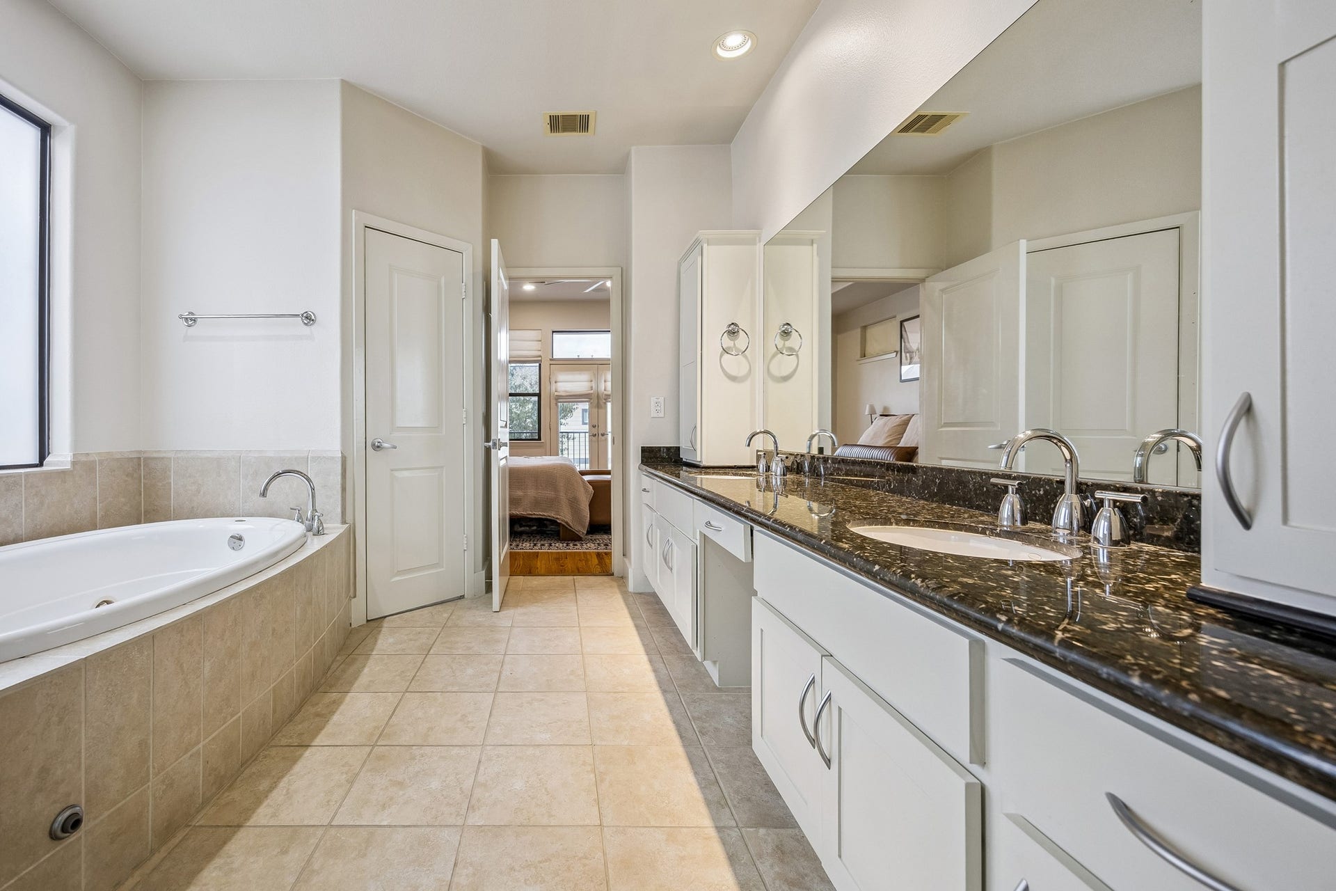 4414 Floyd Street, Houston, TX 77007 Double vanities with plenty of space