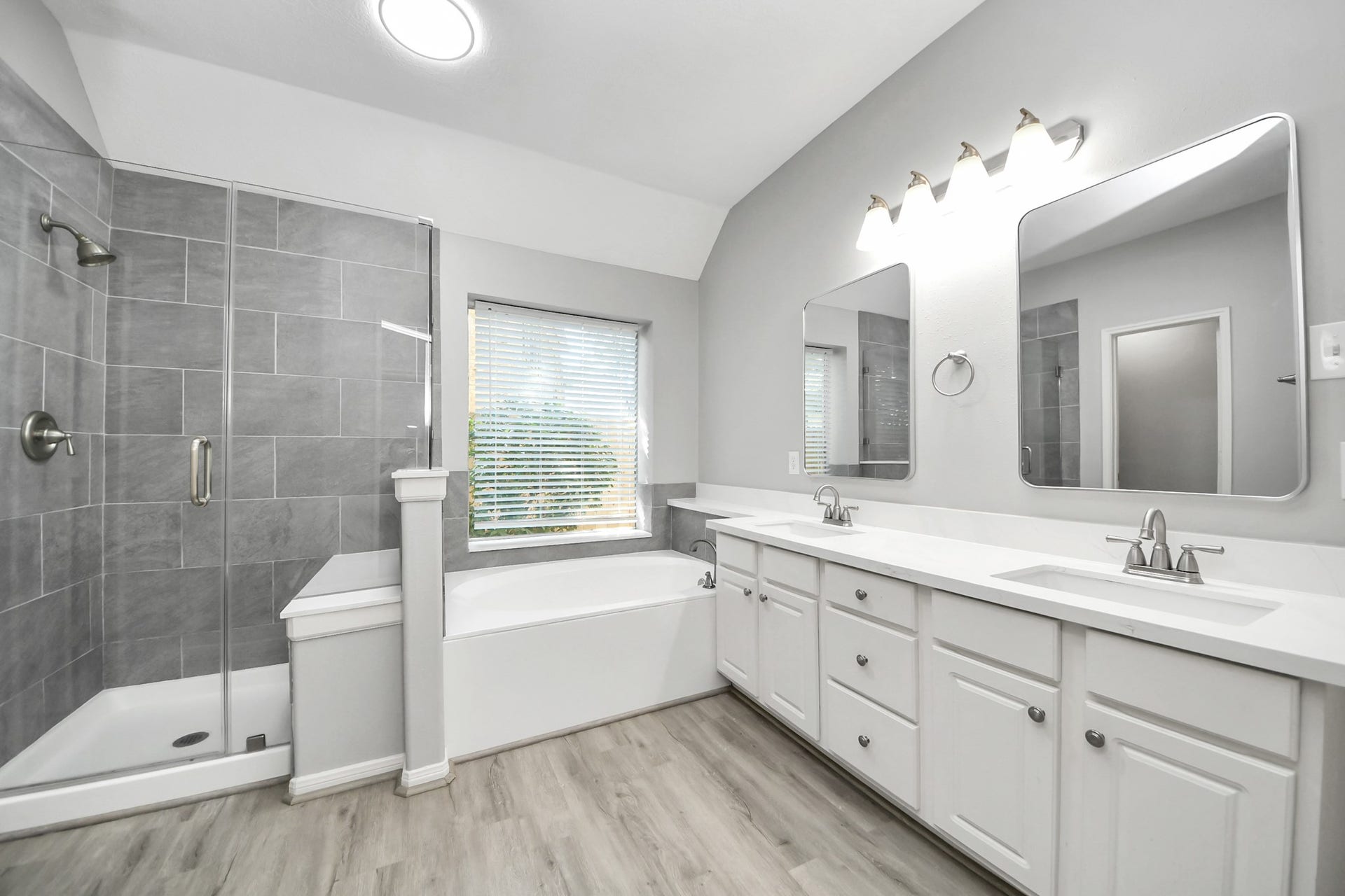 2127 Grovewood Park, Conroe, TX 77385 Primary Bathroom