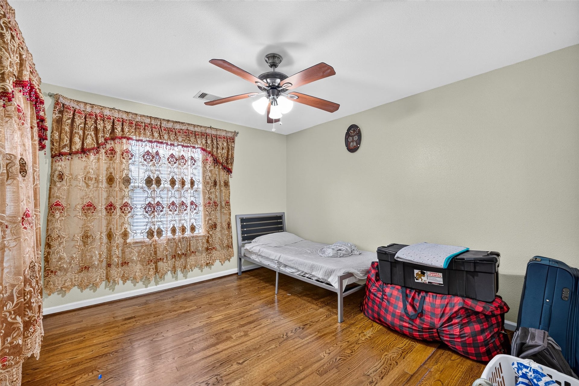 7002 Leader Street, Houston, TX 77074 7002 Leader Street, Houston, TX 77074