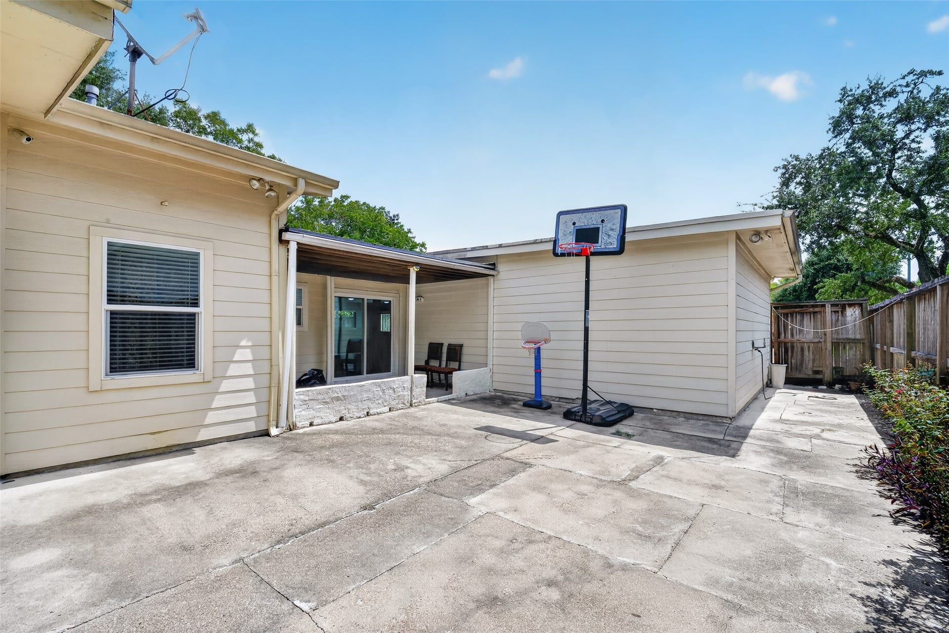7002 Leader Street, Houston, TX 77074 7002 Leader Street, Houston, TX 77074
