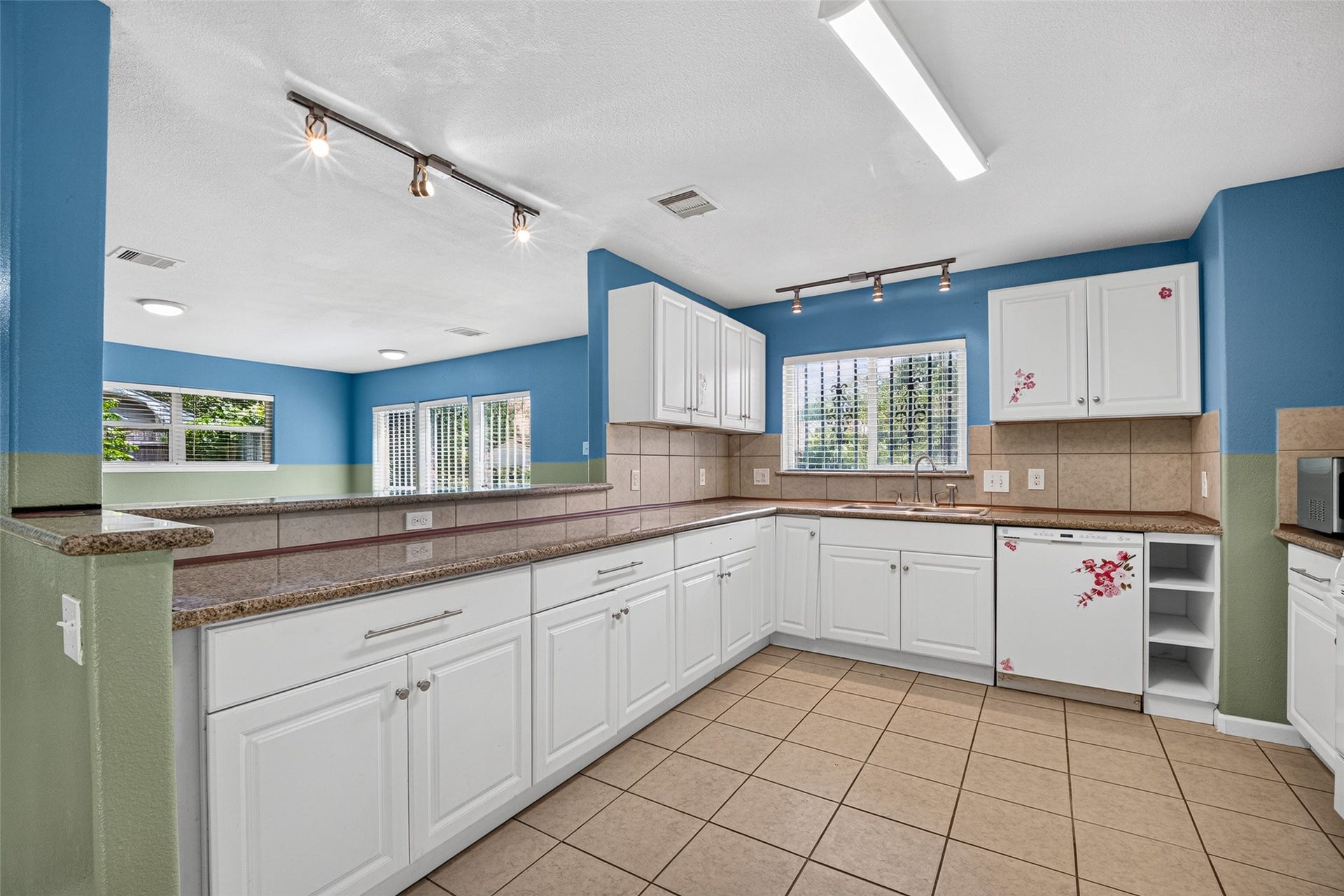 7002 Leader Street, Houston, TX 77074 7002 Leader Street, Houston, TX 77074