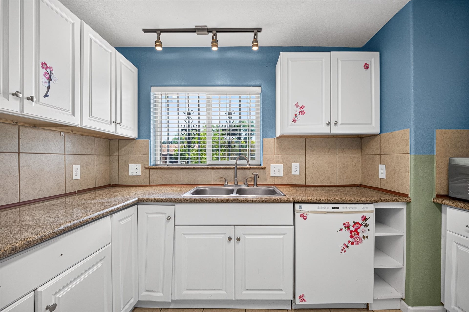 7002 Leader Street, Houston, TX 77074 7002 Leader Street, Houston, TX 77074