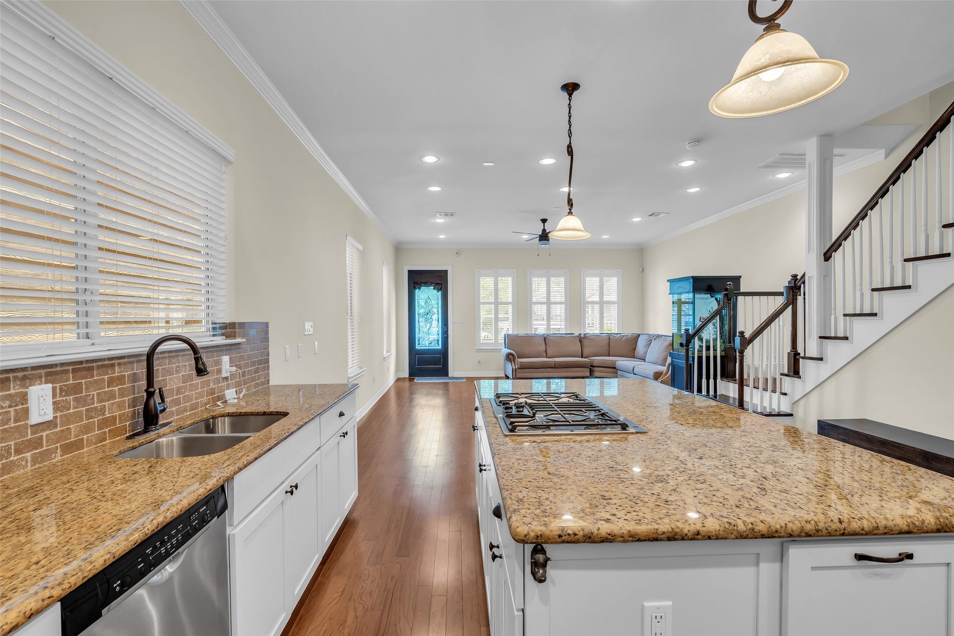 1423 Colorado Street, Houston, TX 77007 All countertops are finished in granite, providing a durable and easy-to-maintain surface throughout the kitchen.