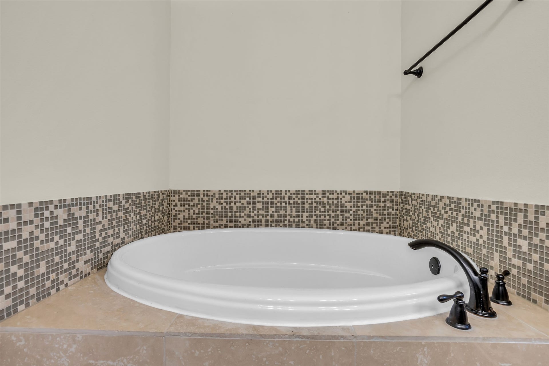 1423 Colorado Street, Houston, TX 77007 It also includes a soaking tub, offering a comfortable space for relaxation.