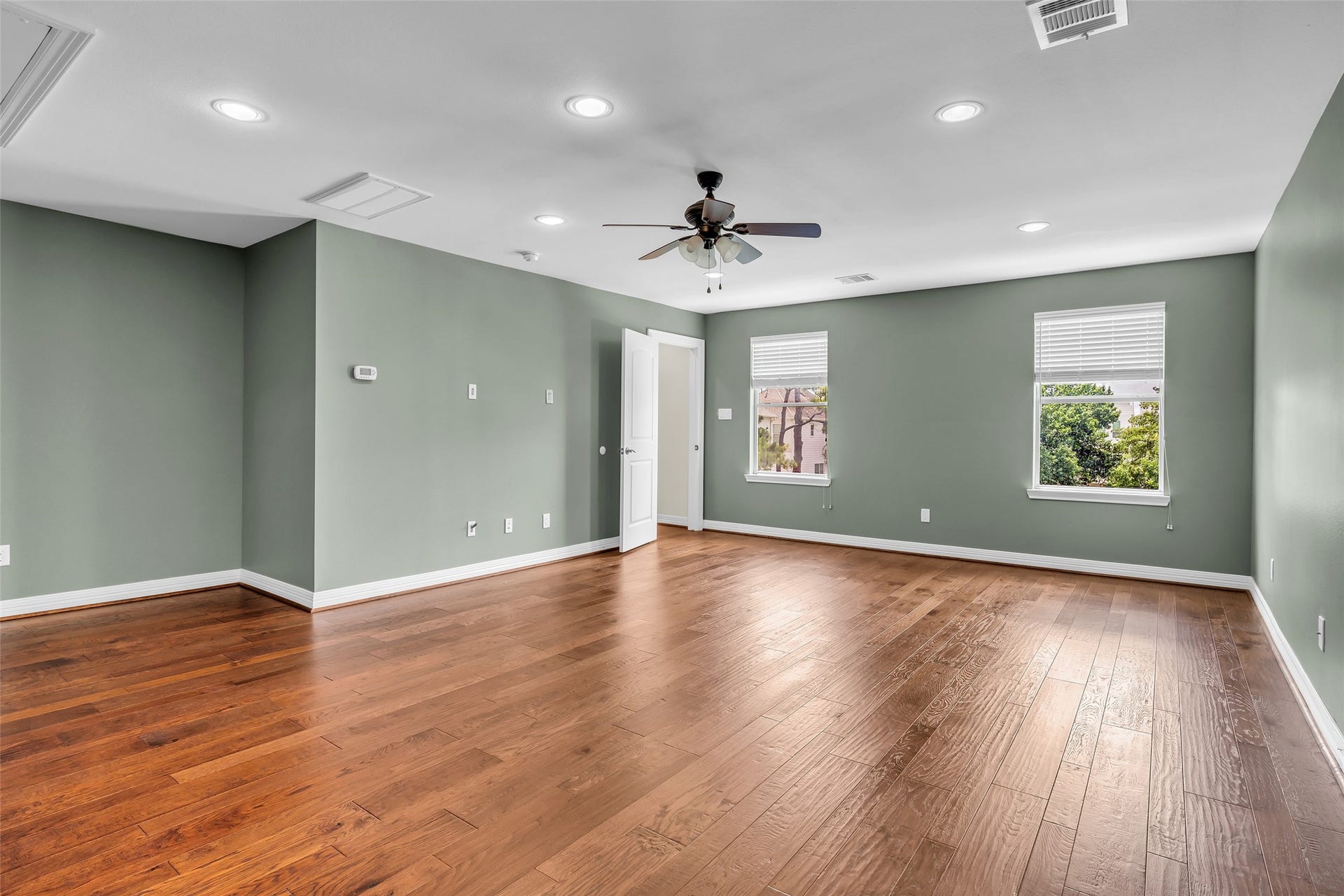 1423 Colorado Street, Houston, TX 77007 Spacious third-floor room offers a flexible layout that can be adapted for a variety of uses, depending on your needs and lifestyle.