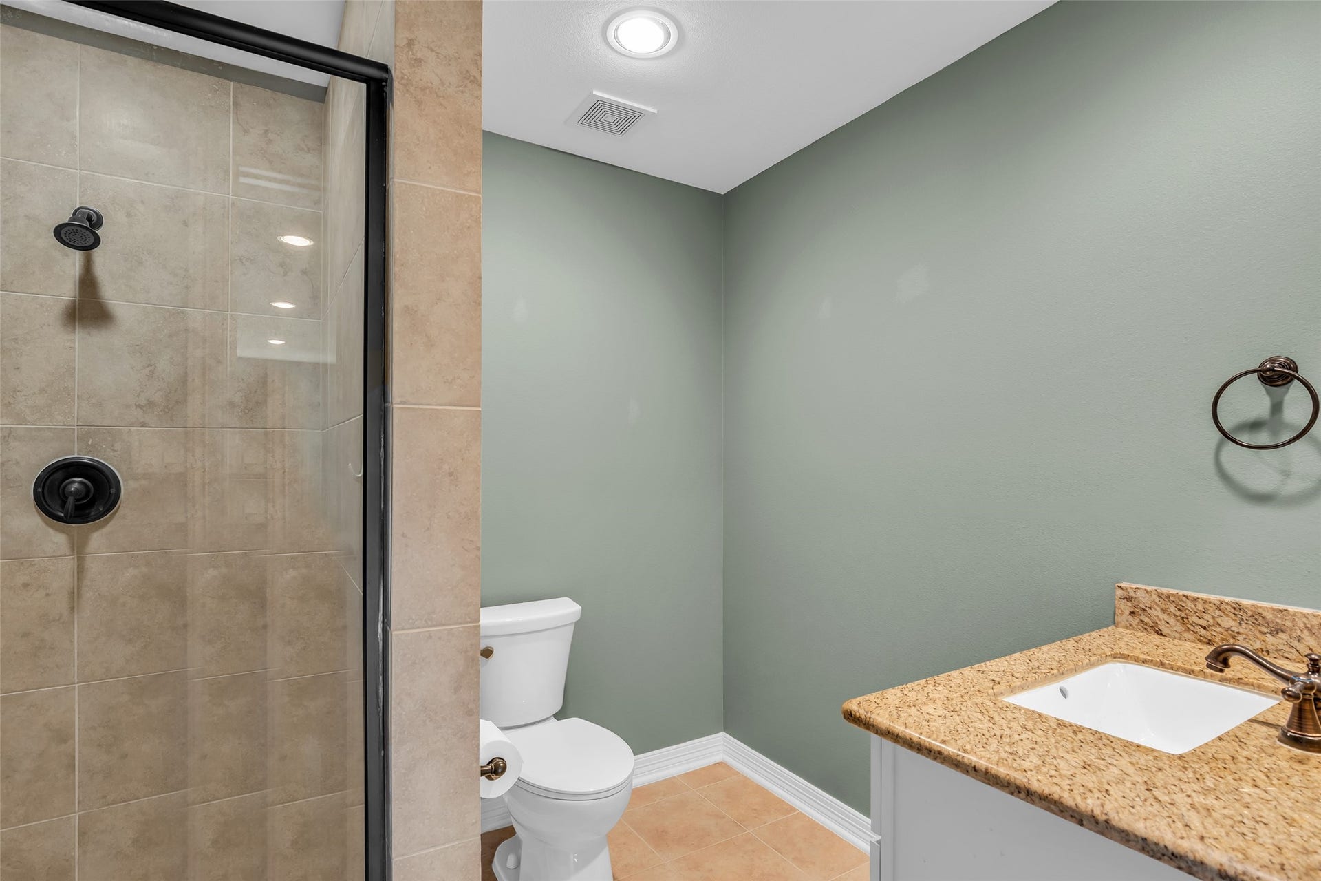 1423 Colorado Street, Houston, TX 77007 Third-floor bathroom features a dedicated shower area and a simple, functional layout for added convenience on the upper level.