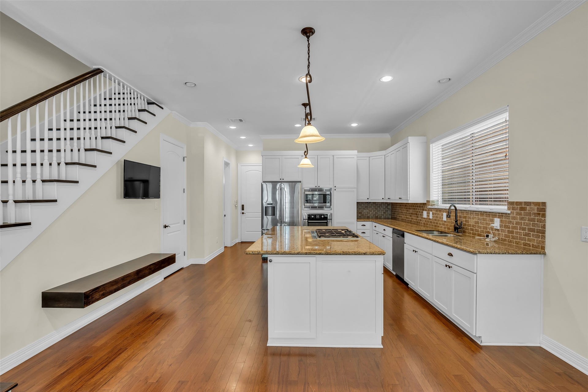 1423 Colorado Street, Houston, TX 77007 A full view of the well-equipped kitchen showcases its efficient layout.