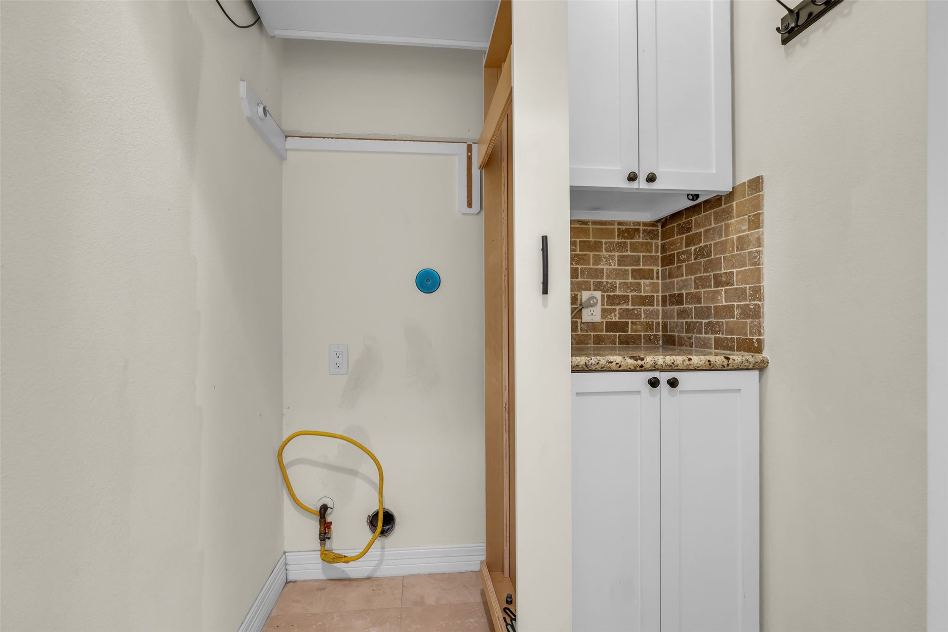1423 Colorado Street, Houston, TX 77007 Laundry area designed for practical use, providing a dedicated space for washing and organizing household chores.