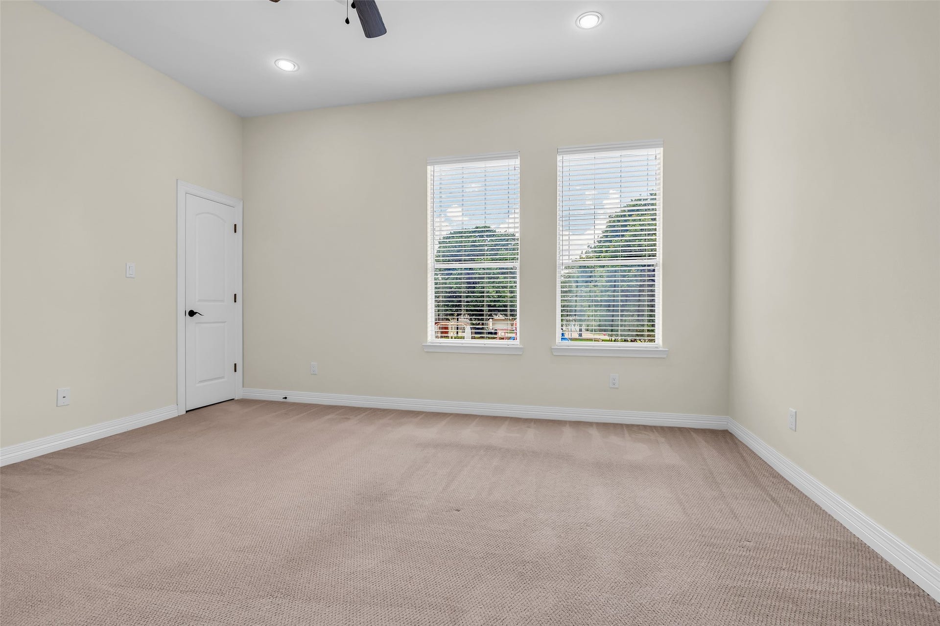1423 Colorado Street, Houston, TX 77007 Secondary bedroom features carpeted flooring, windows that bring in natural light, and a ceiling fan to support comfortable airflow throughout the space.