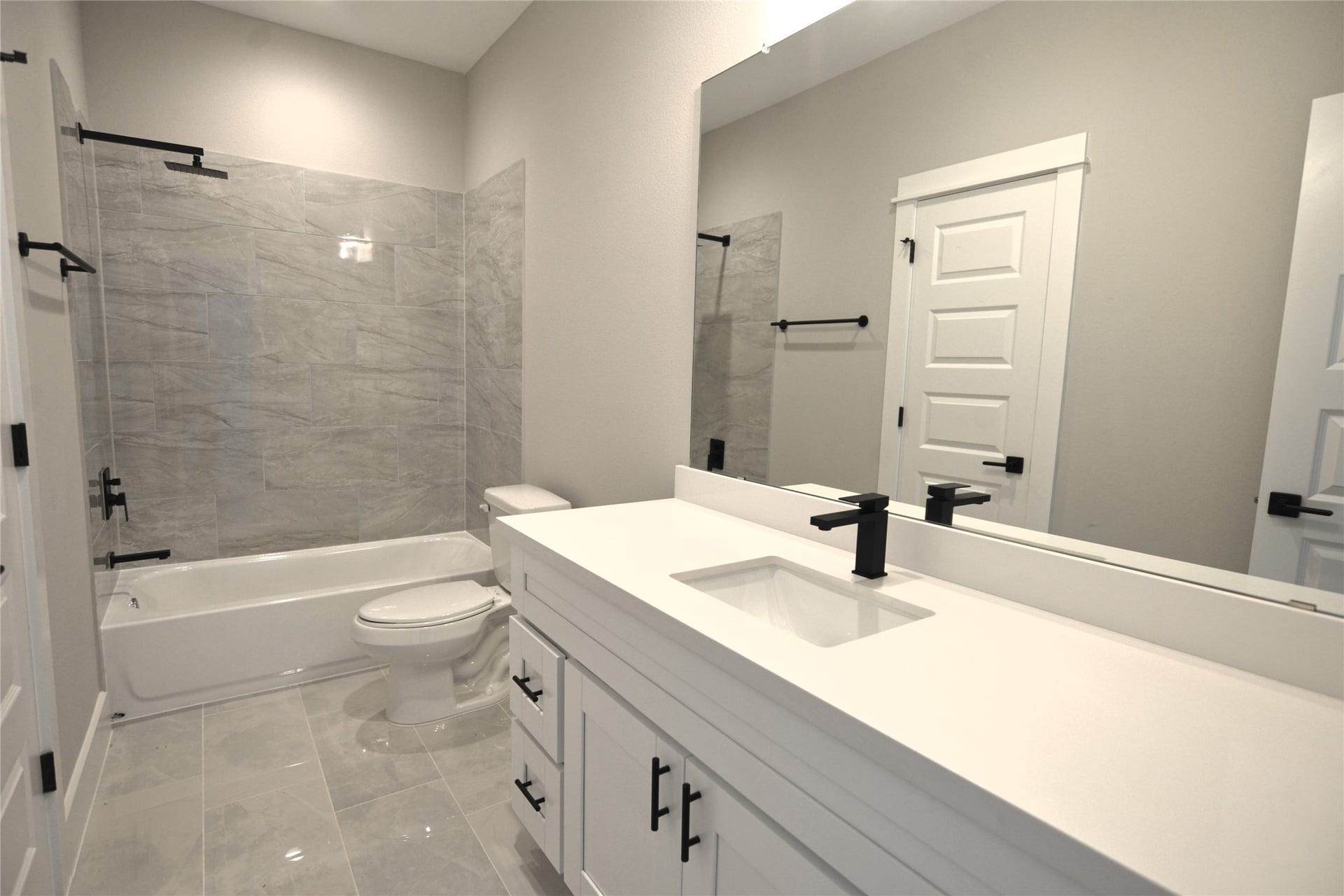 5935 Cebra Street, Houston, TX 77091 Secondary Bath - jack/jill bath