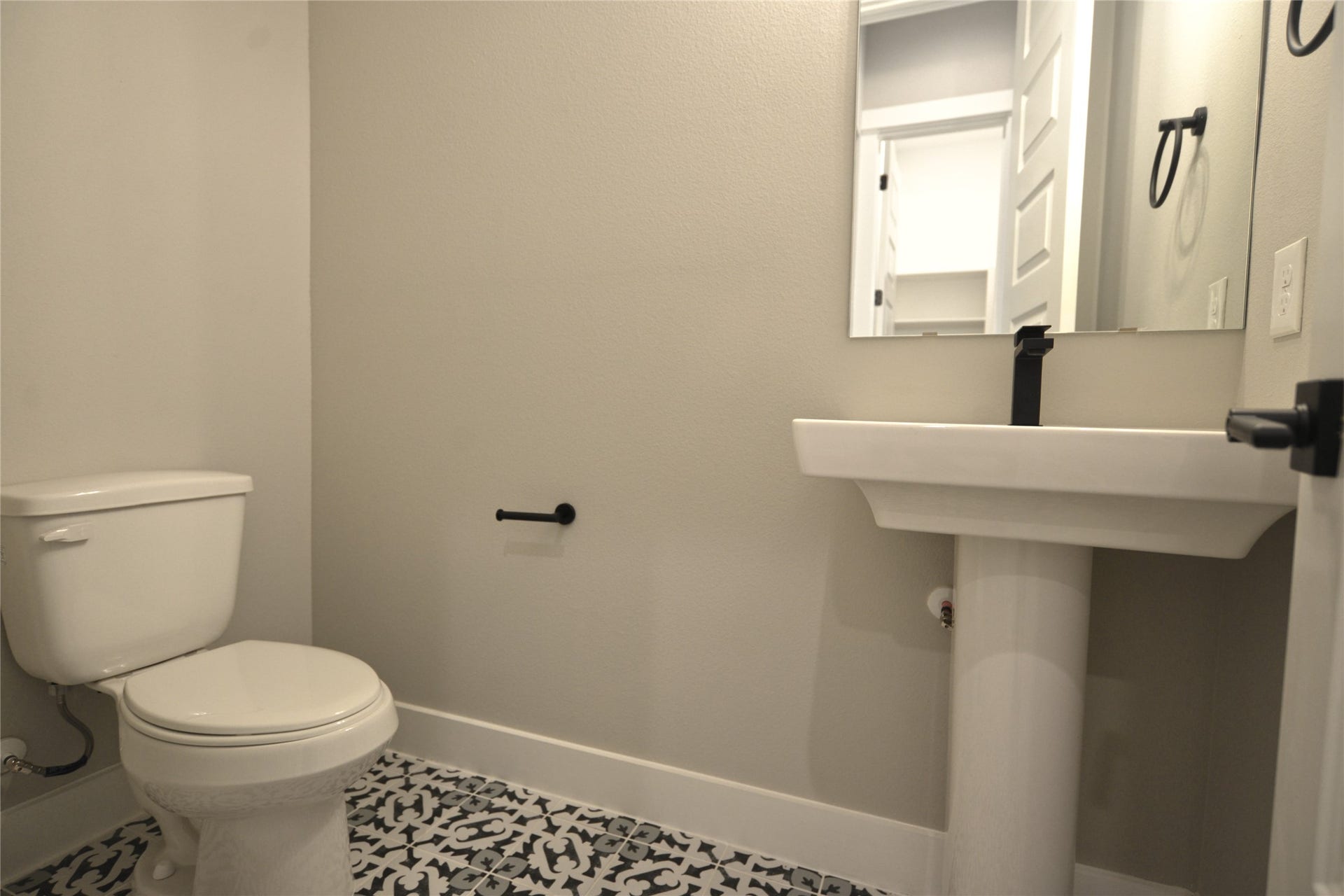 5935 Cebra Street, Houston, TX 77091 Powder Room