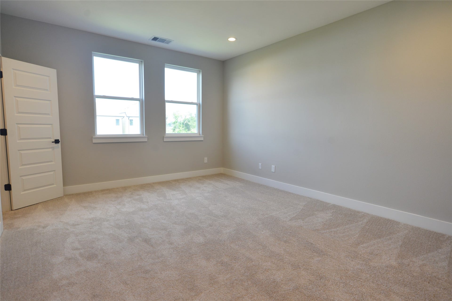 5935 Cebra Street, Houston, TX 77091 Primary Bedroom Suite features 2 closets