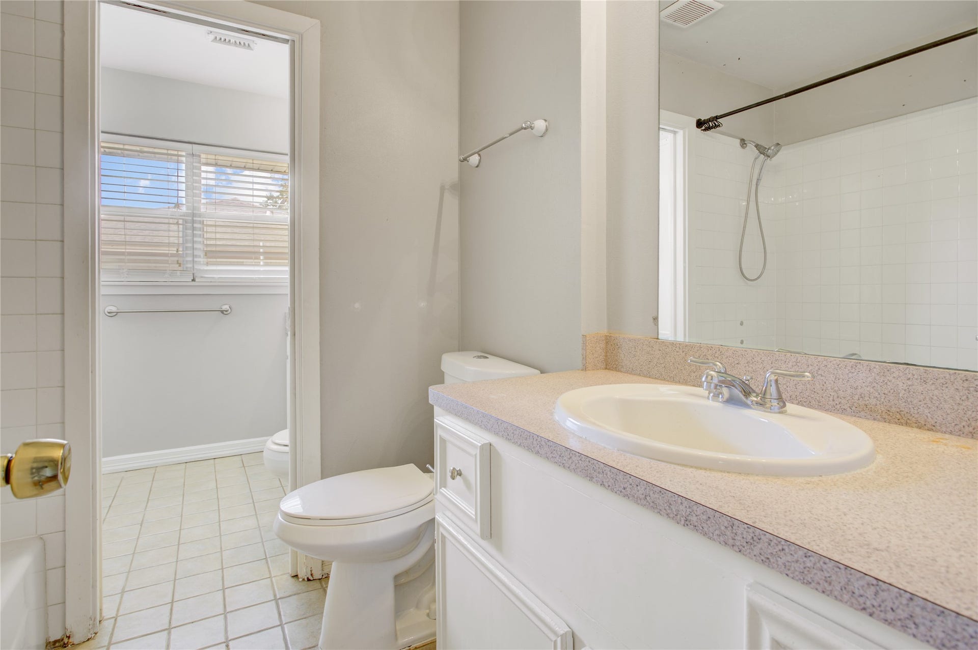 4314 Benning Drive, Houston, TX 77035 The Hall bat has a tub shower combo and single vanity.