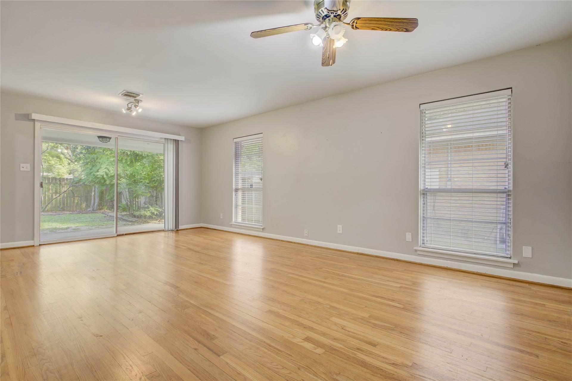 4314 Benning Drive, Houston, TX 77035 This oversized living / dining area is over 21 feet long and could easily become living dining combination.