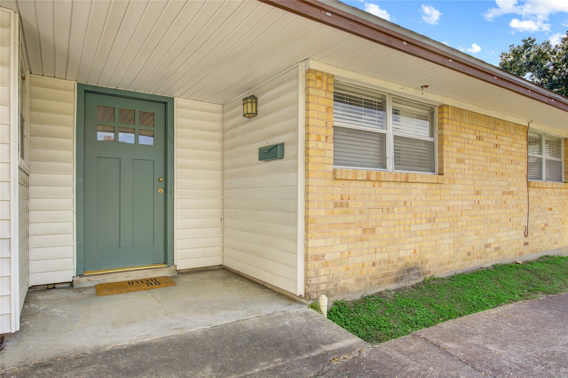 4314 Benning Drive, Houston, TX 77035 West facing front door with Designer color on both the Doranne mailbox