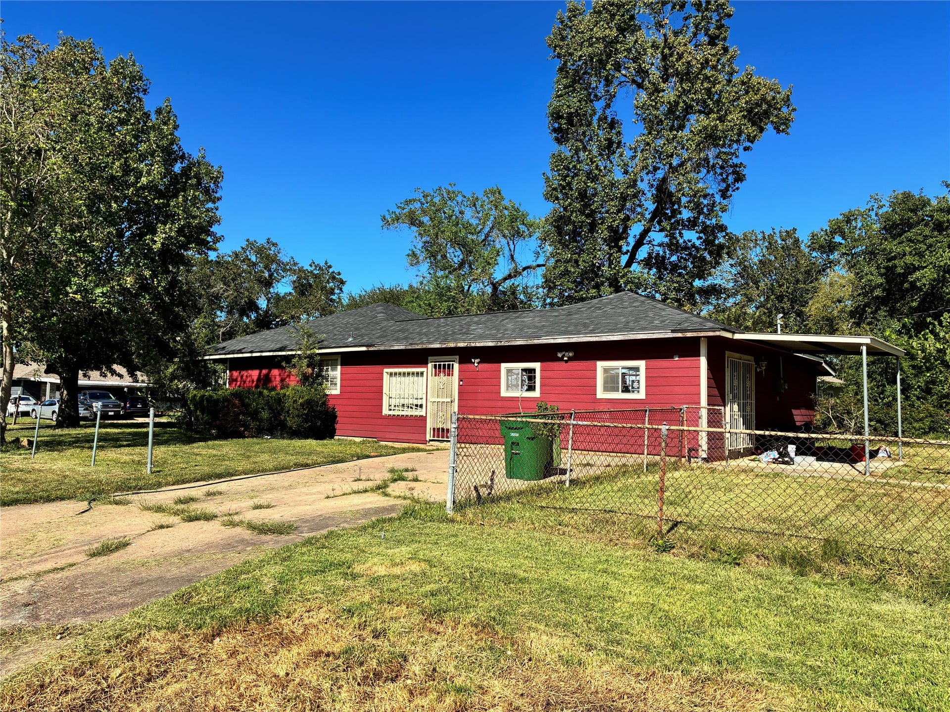 7302 Lakewood Drive, Houston, TX 77016 Side and Patio View