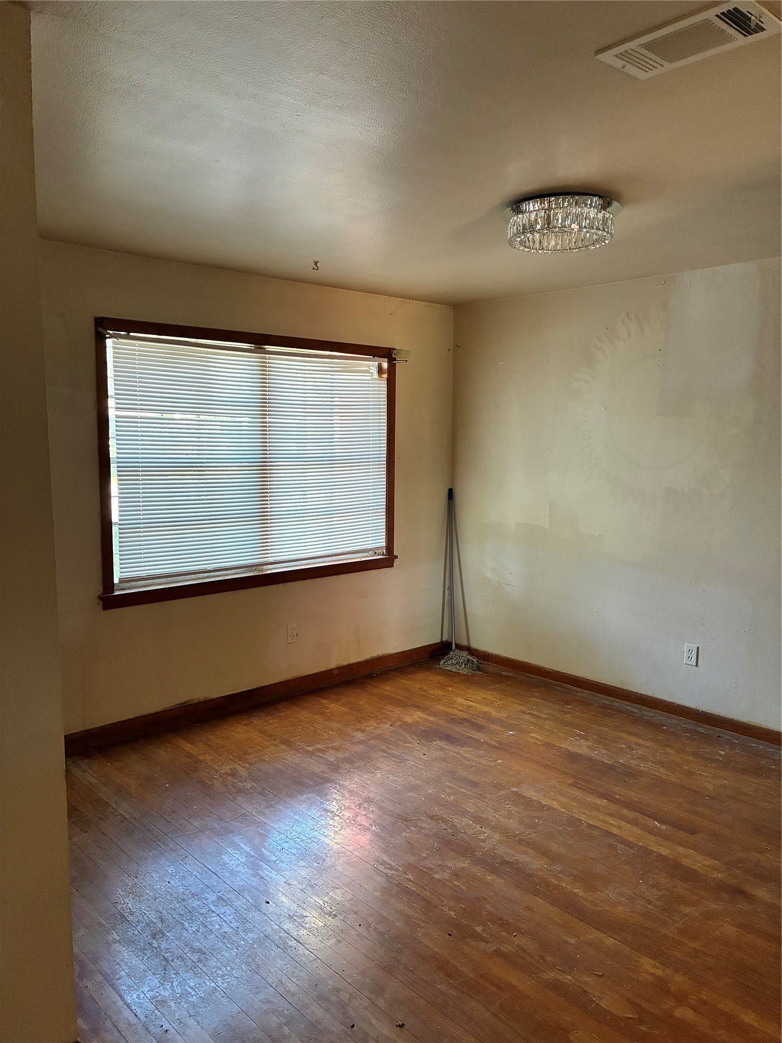 7302 Lakewood Drive, Houston, TX 77016 Living Room