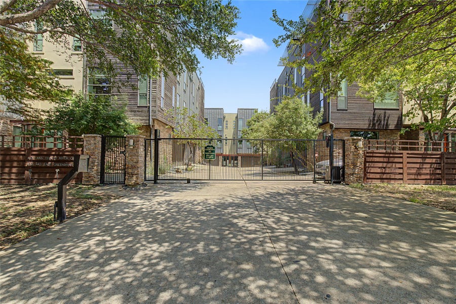 Property photo for 432 Trinity River Circle, Dallas, TX