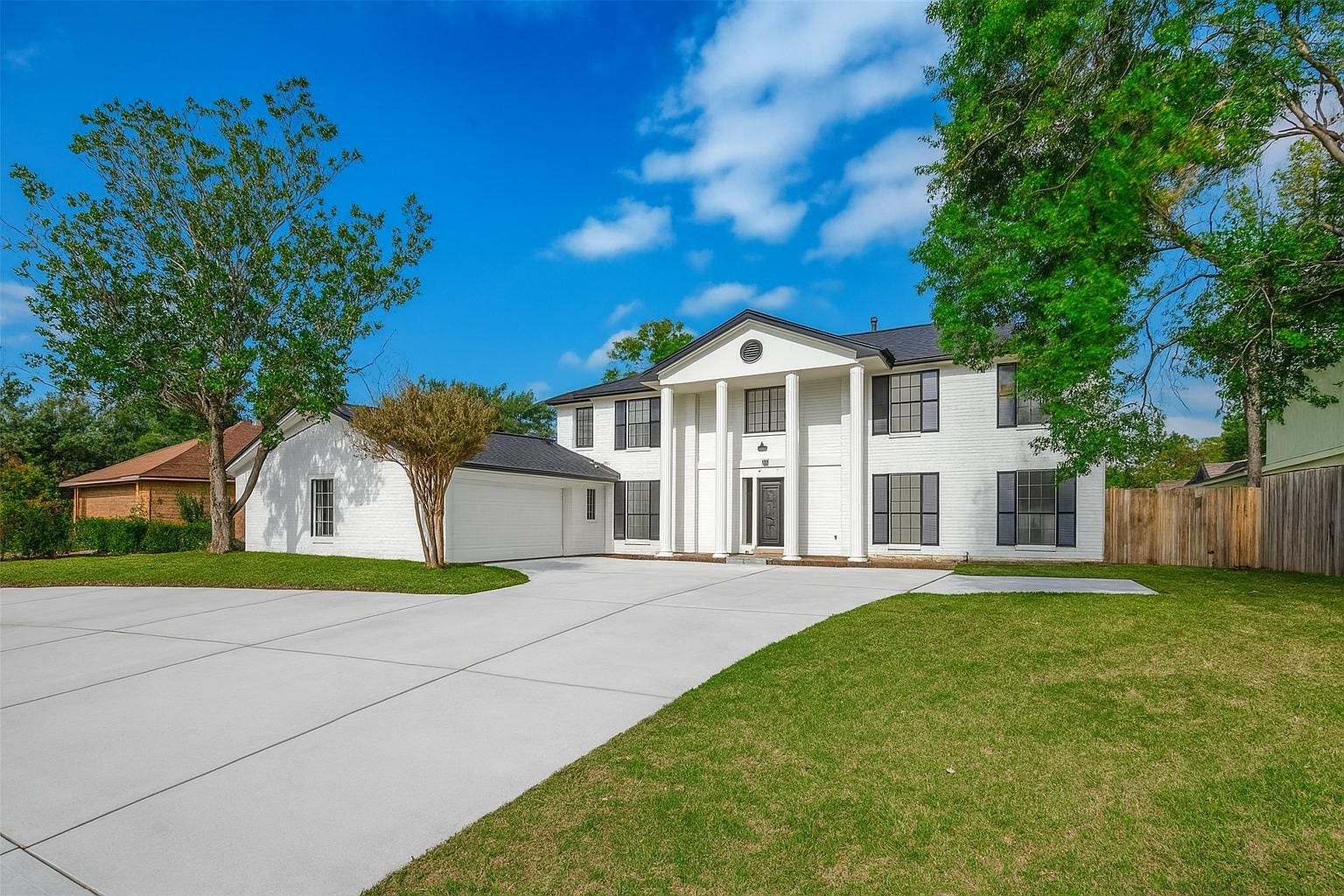 3102 Glenn Lakes Lane, Missouri City, TX 77459 The property includes a large driveway, attached garage, and a well-maintained lawn offering a welcoming curb appeal.