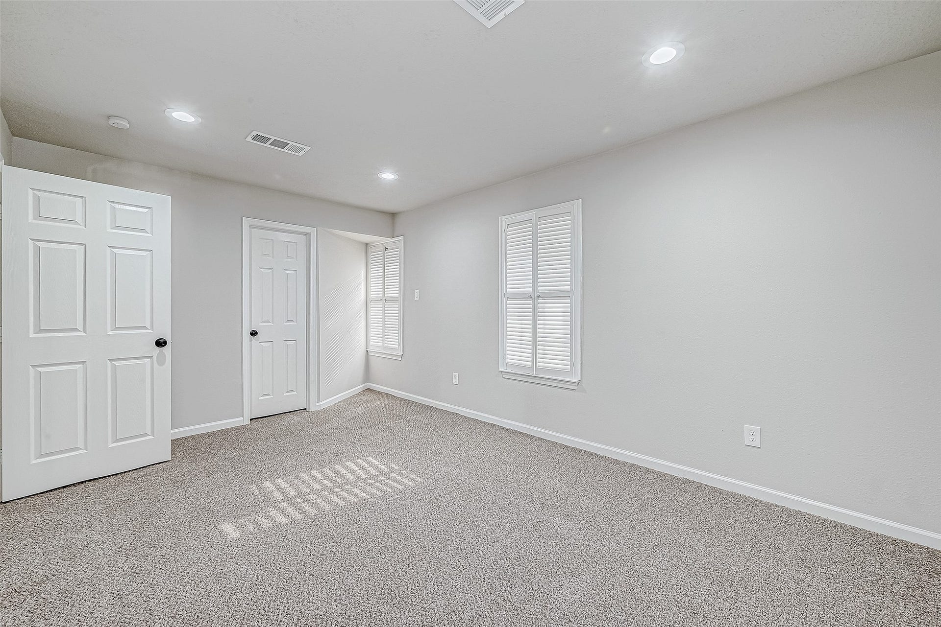 3102 Glenn Lakes Lane, Missouri City, TX 77459 A bright room with neutral walls and carpet flooring, perfect for a bedroom or office.