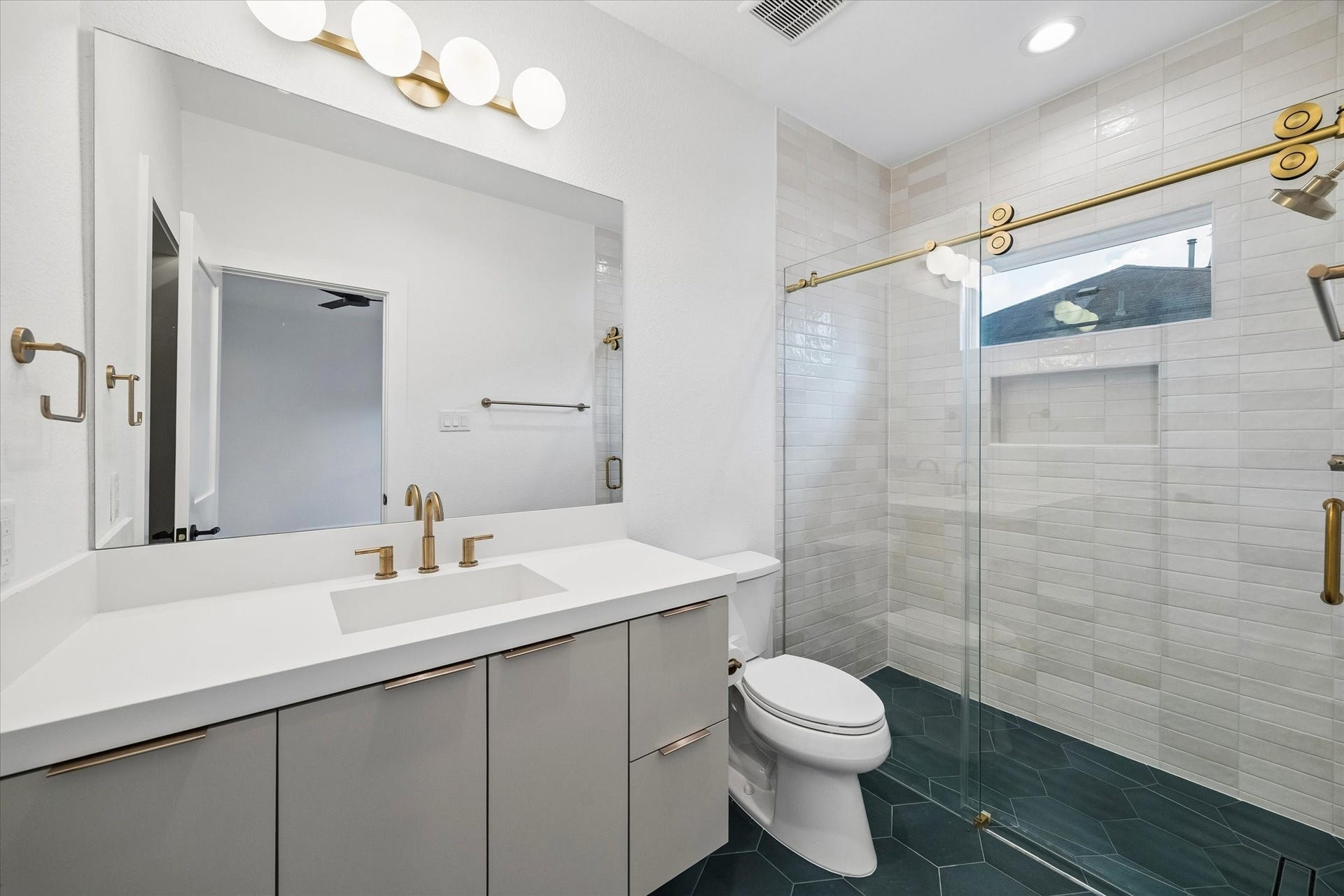 1220 Gregg Street, Houston, TX 77020 1st Floor Bathroom