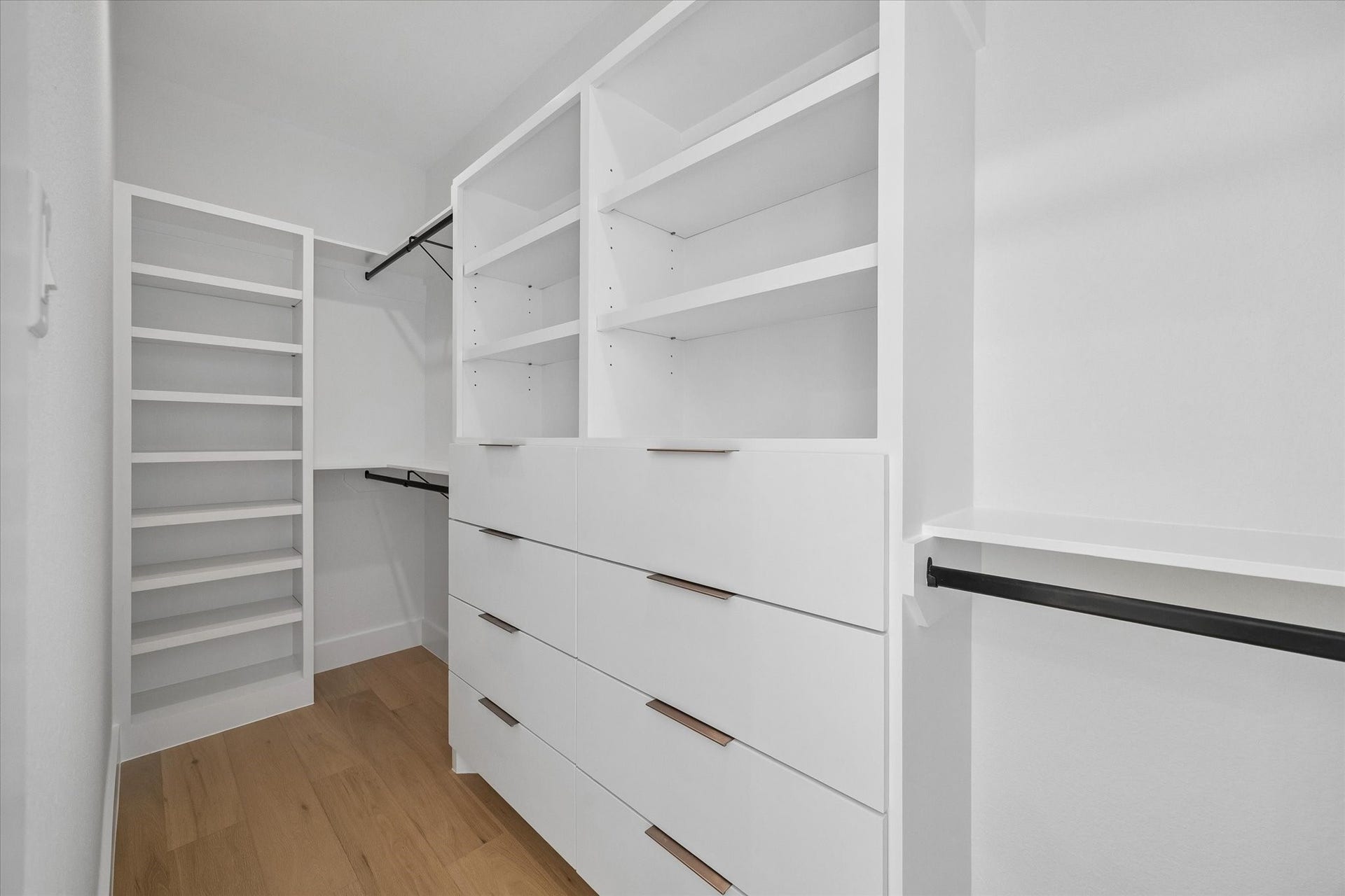 1220 Gregg Street, Houston, TX 77020 Primary His Closet