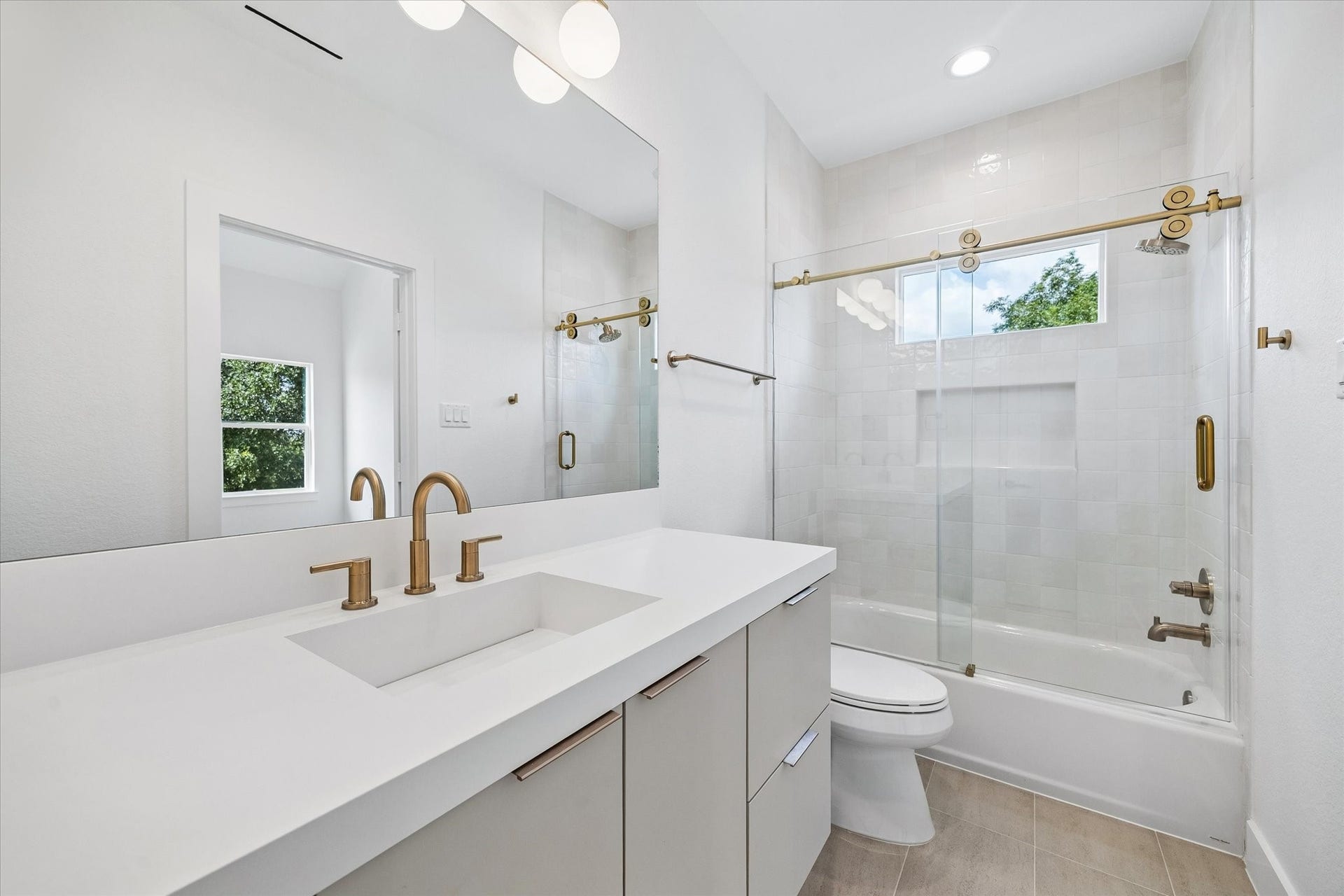 1220 Gregg Street, Houston, TX 77020 Secondary Bathroom