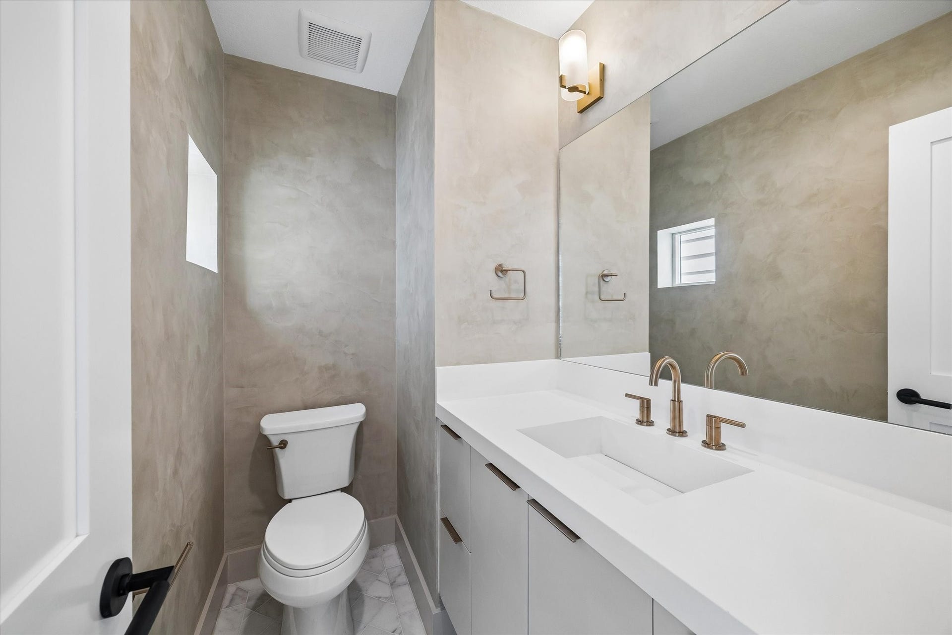 1220 Gregg Street, Houston, TX 77020 Powder Bathroom
