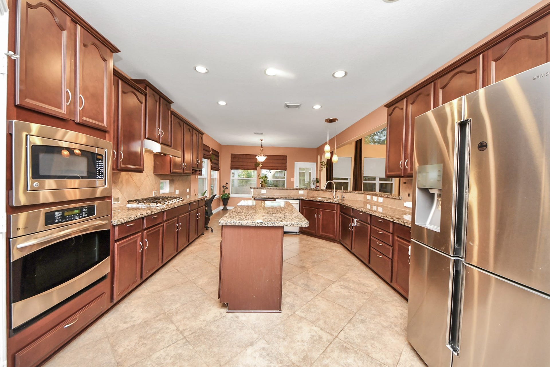 3003 Birch Landing Court, Pearland, TX 77584 The kitchen centers around an island, surrounded by a spacious layout for both culinary endeavors and lively conversation.