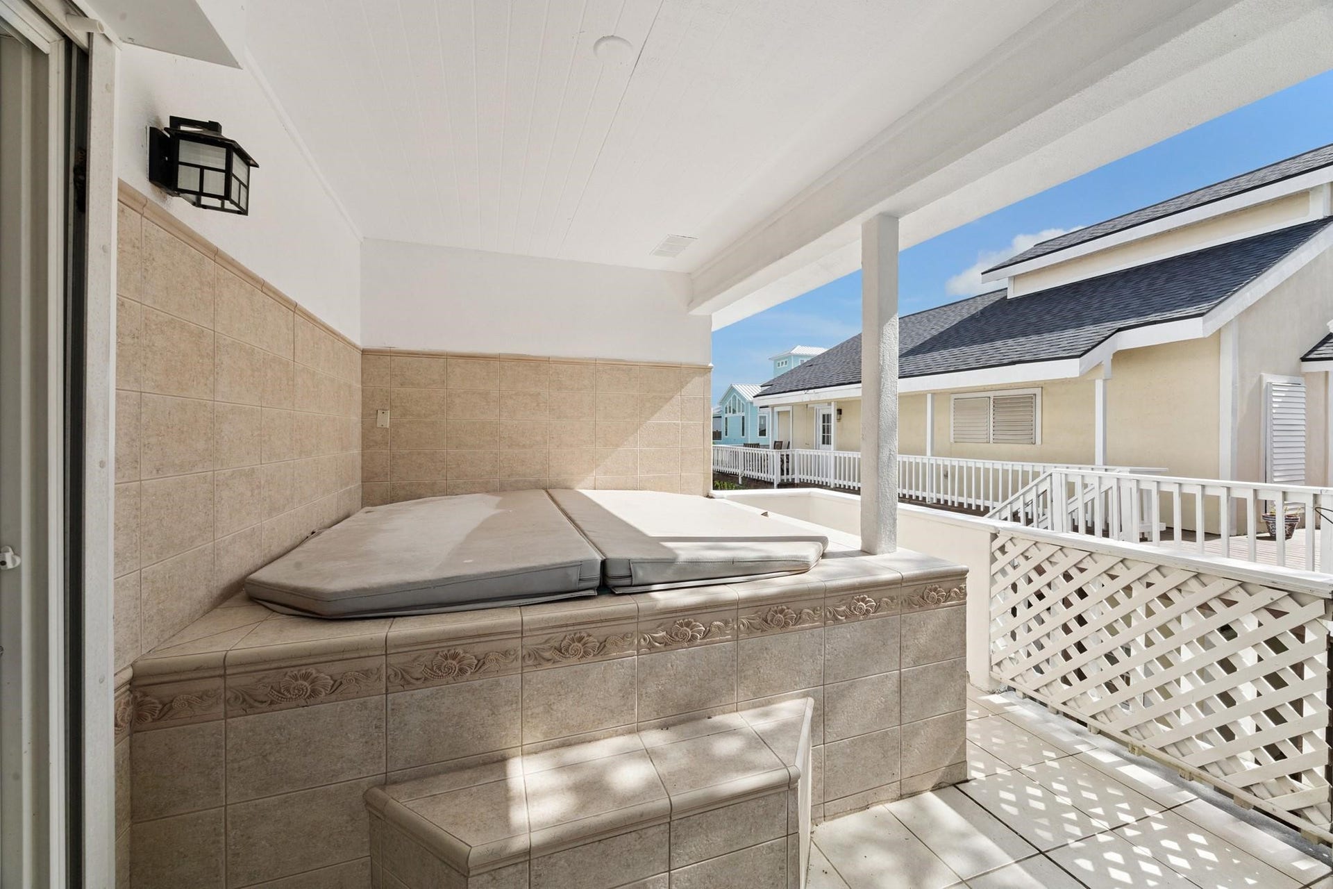 1330 Coral Way, Tiki Island, TX 77554 Hot tub