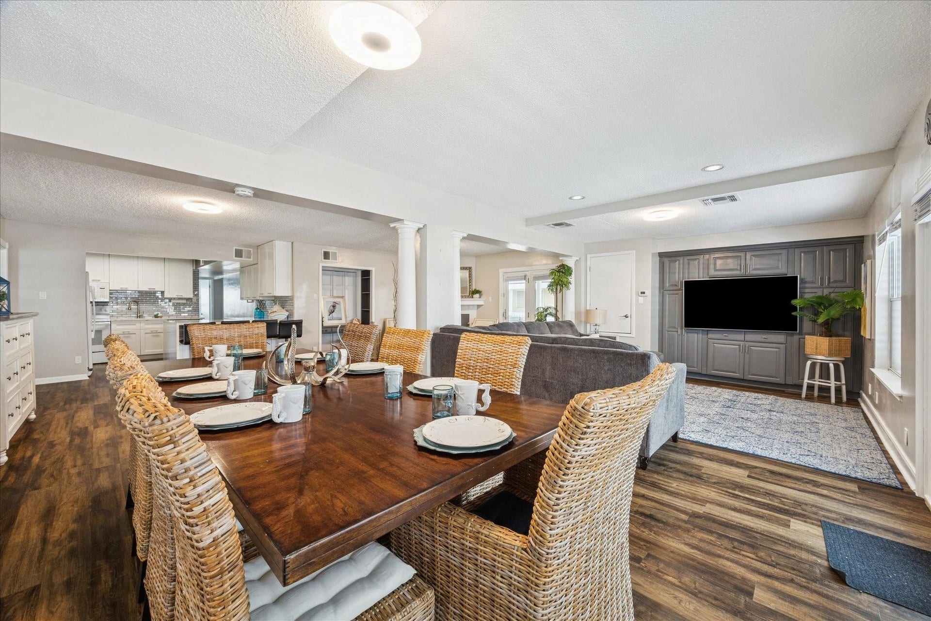 1330 Coral Way, Tiki Island, TX 77554 Dining enough room for all of the guests