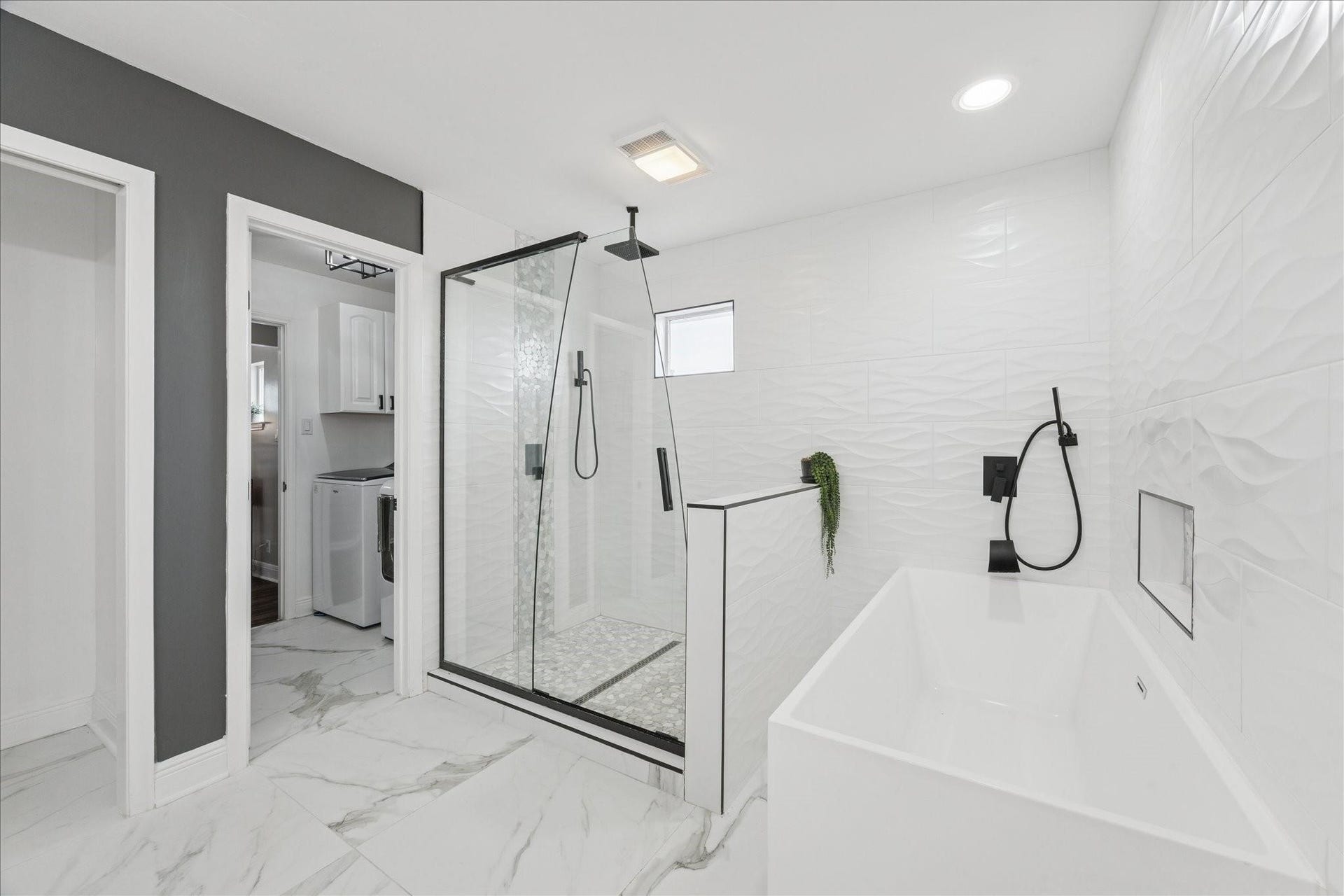 1330 Coral Way, Tiki Island, TX 77554 Primary bath