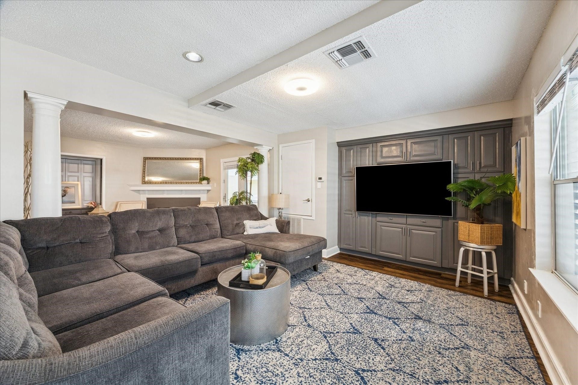 1330 Coral Way, Tiki Island, TX 77554 Living large area for entertainig