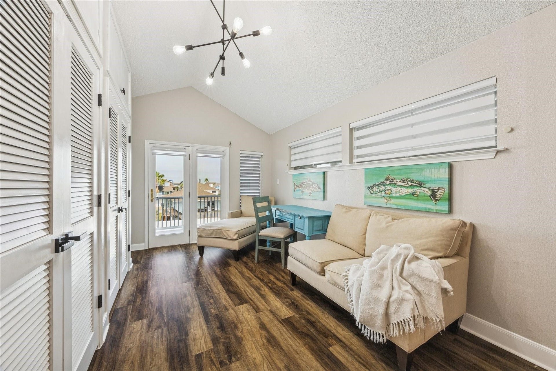 1330 Coral Way, Tiki Island, TX 77554 Sitting area in Primary.