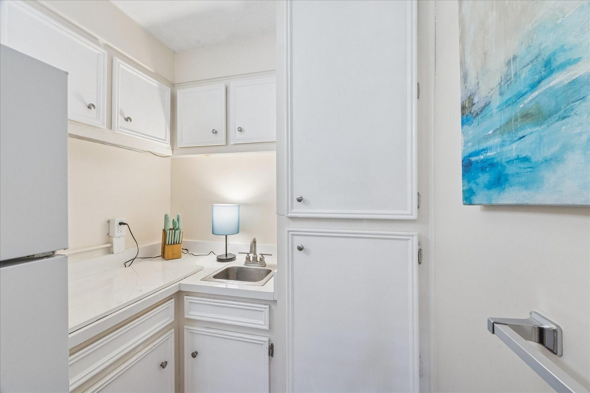 1330 Coral Way, Tiki Island, TX 77554 Downstairs area room